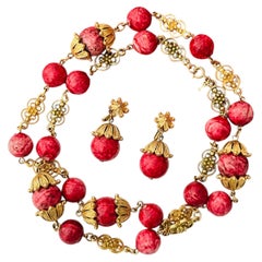 Crown Trifari, lot de 2 parures festives vintage des années 1950, en filigrane doré, avec motifs de fruits rouges et de canneberges