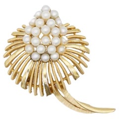 Crown Trifari 1950s Vintage Rare Gold Blossom White Pearls Leaf Openwork Brooch