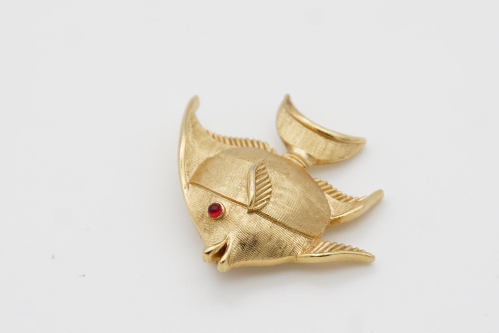 Crown Trifari 1950s Vivid Baby Tropical Fish Red Ruby Crystal Eye Gold Brooch For Sale 5