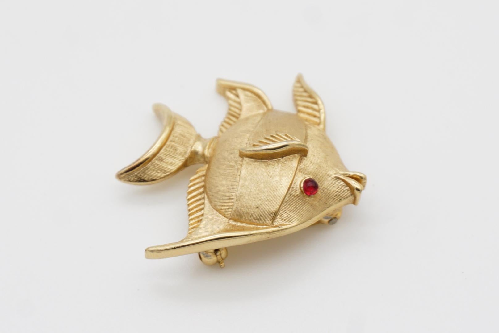 Crown Trifari 1950s Vivid Baby Tropical Fish Red Ruby Crystal Eye Gold Brooch For Sale 6