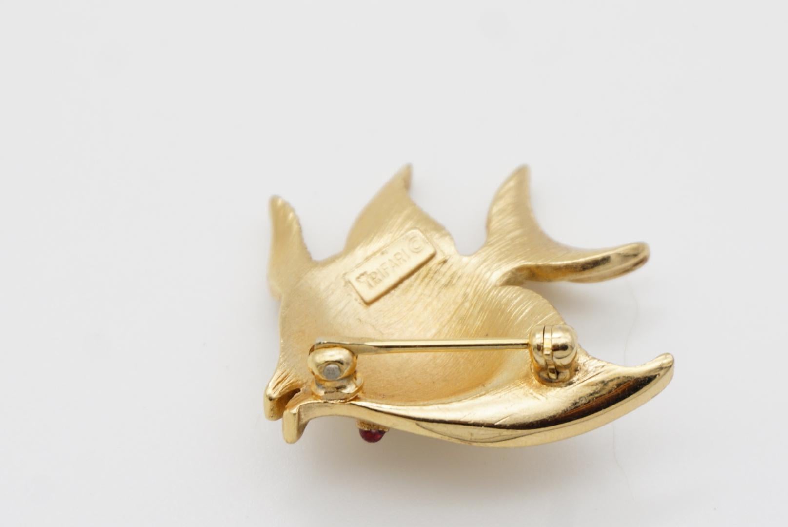 Crown Trifari 1950s Vivid Baby Tropical Fish Red Ruby Crystal Eye Gold Brooch For Sale 8