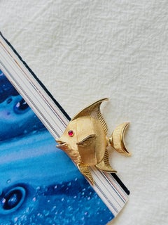 Crown Trifari 1950s Vivid Baby Tropical Fish Red Ruby Crystal Eye Gold Brooch