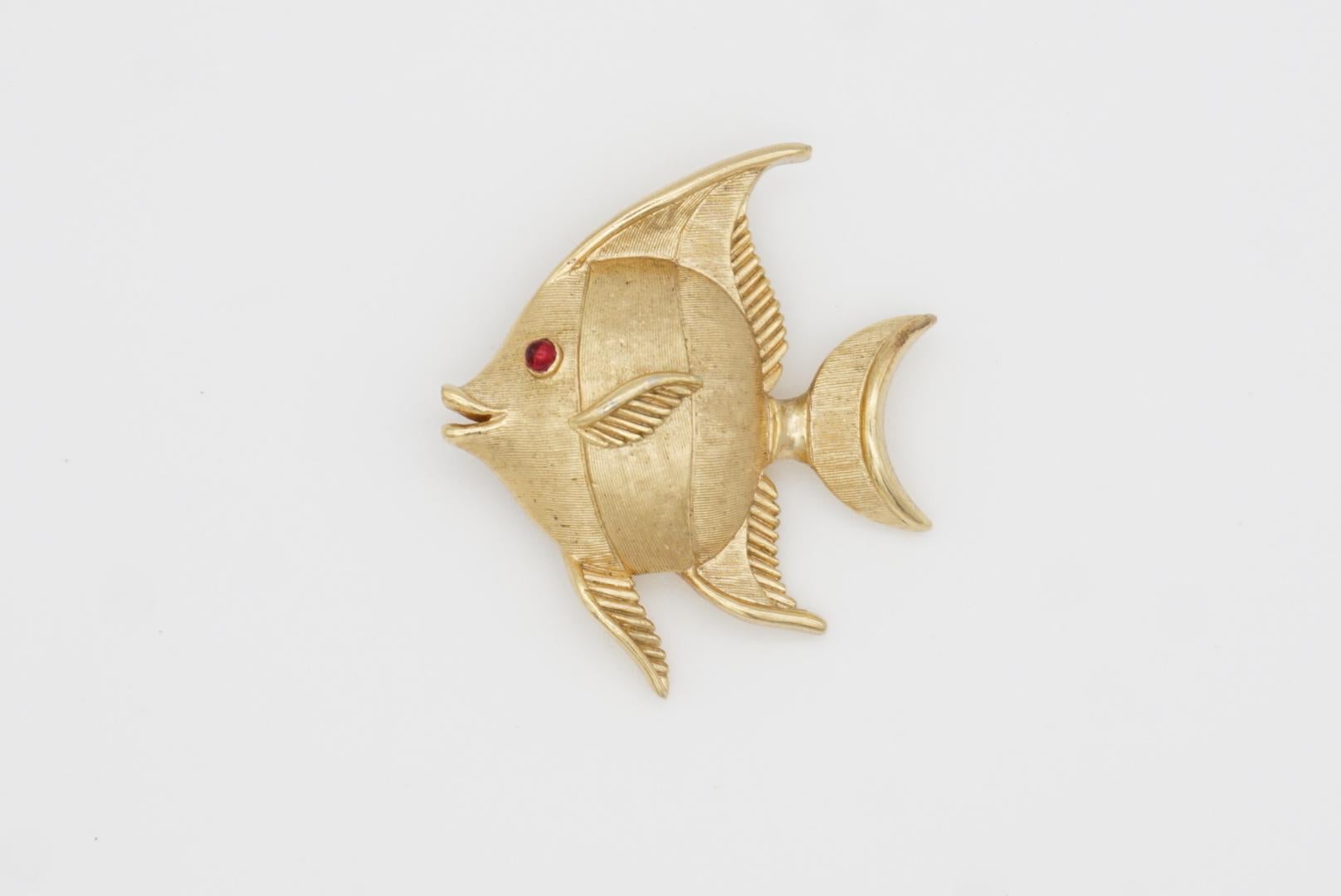 Crown Trifari 1950s Vivid Baby Tropical Fish Red Ruby Crystal Eye Gold Brooch For Sale 3