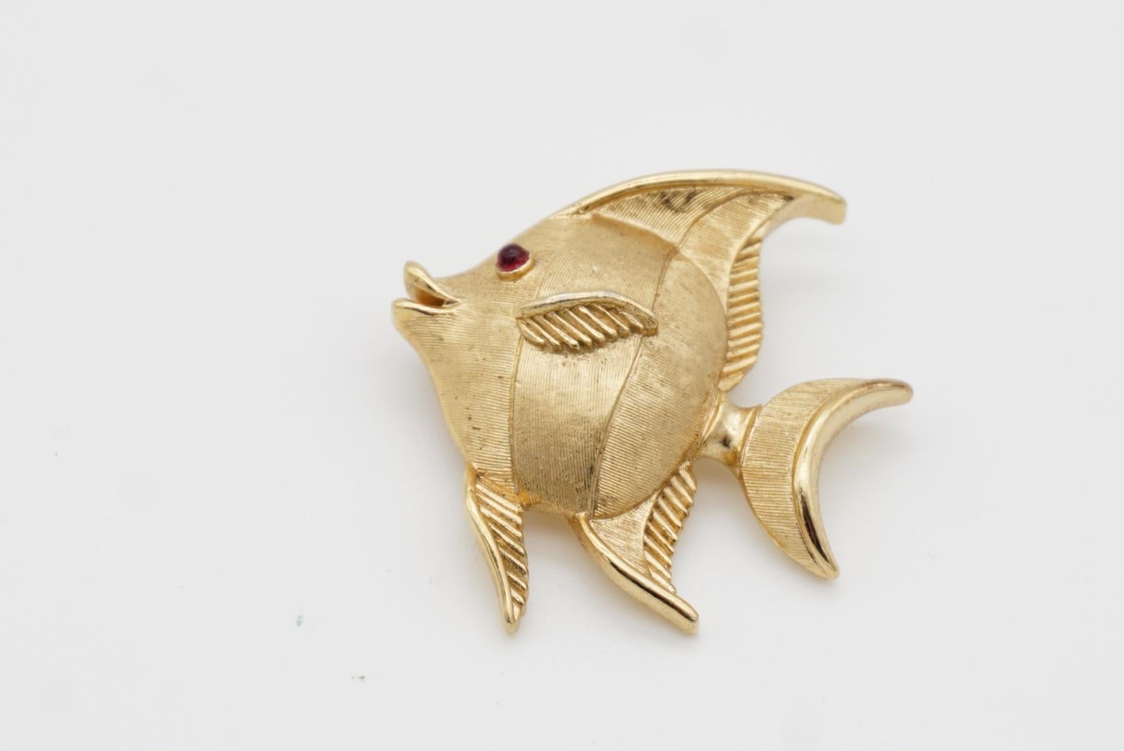 Crown Trifari 1950s Vivid Baby Tropical Fish Red Ruby Crystal Eye Gold Brooch For Sale 4