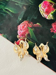 Crown Trifari 1950s Vivid Double Butterfly Oval Beads Crystals Dress Clip Brooch