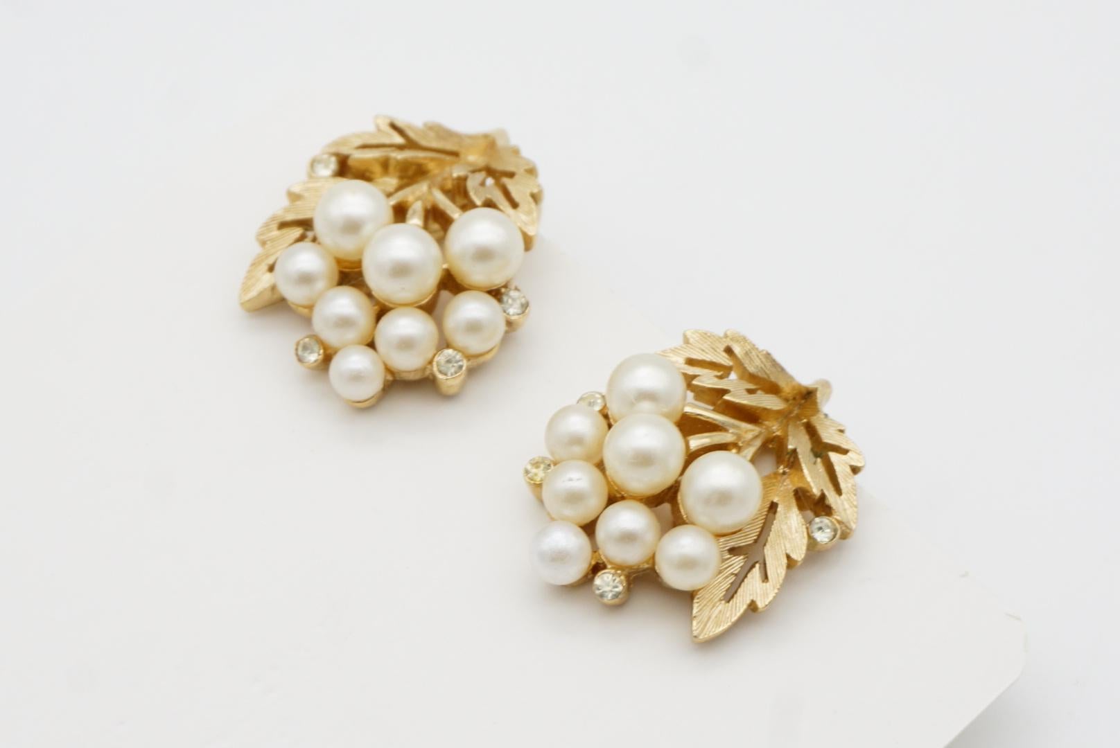 Boucles d'oreilles ajourées en perles blanches, perles de cristal et fleurs en forme de feuilles de la collection Trifari des années 1950 en vente 5