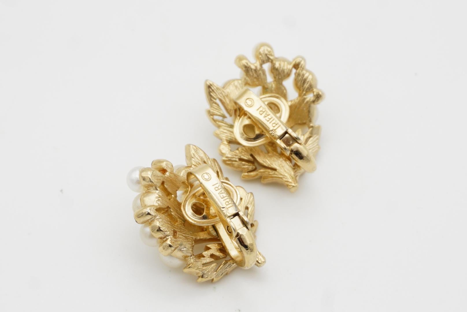 Boucles d'oreilles ajourées en perles blanches, perles de cristal et fleurs en forme de feuilles de la collection Trifari des années 1950 en vente 6
