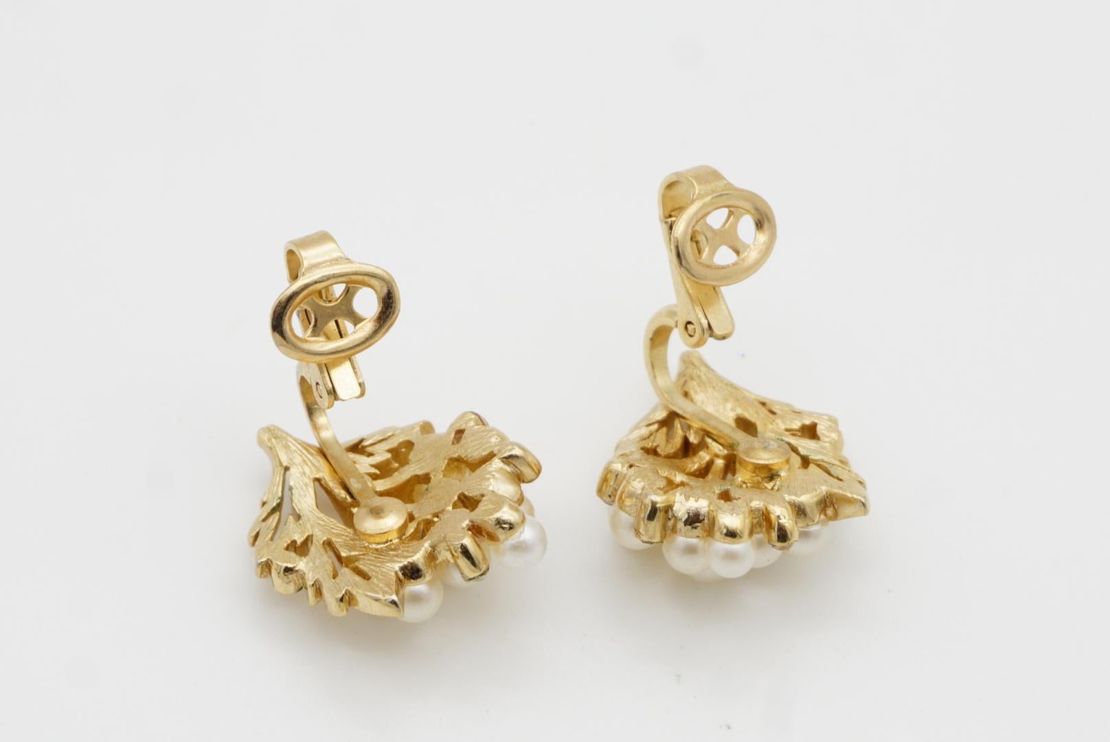 Boucles d'oreilles ajourées en perles blanches, perles de cristal et fleurs en forme de feuilles de la collection Trifari des années 1950 en vente 7