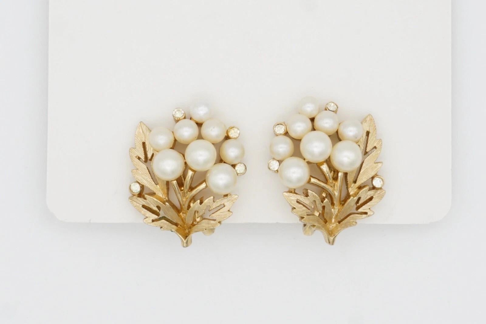 Boucles d'oreilles ajourées en perles blanches, perles de cristal et fleurs en forme de feuilles de la collection Trifari des années 1950 en vente 8