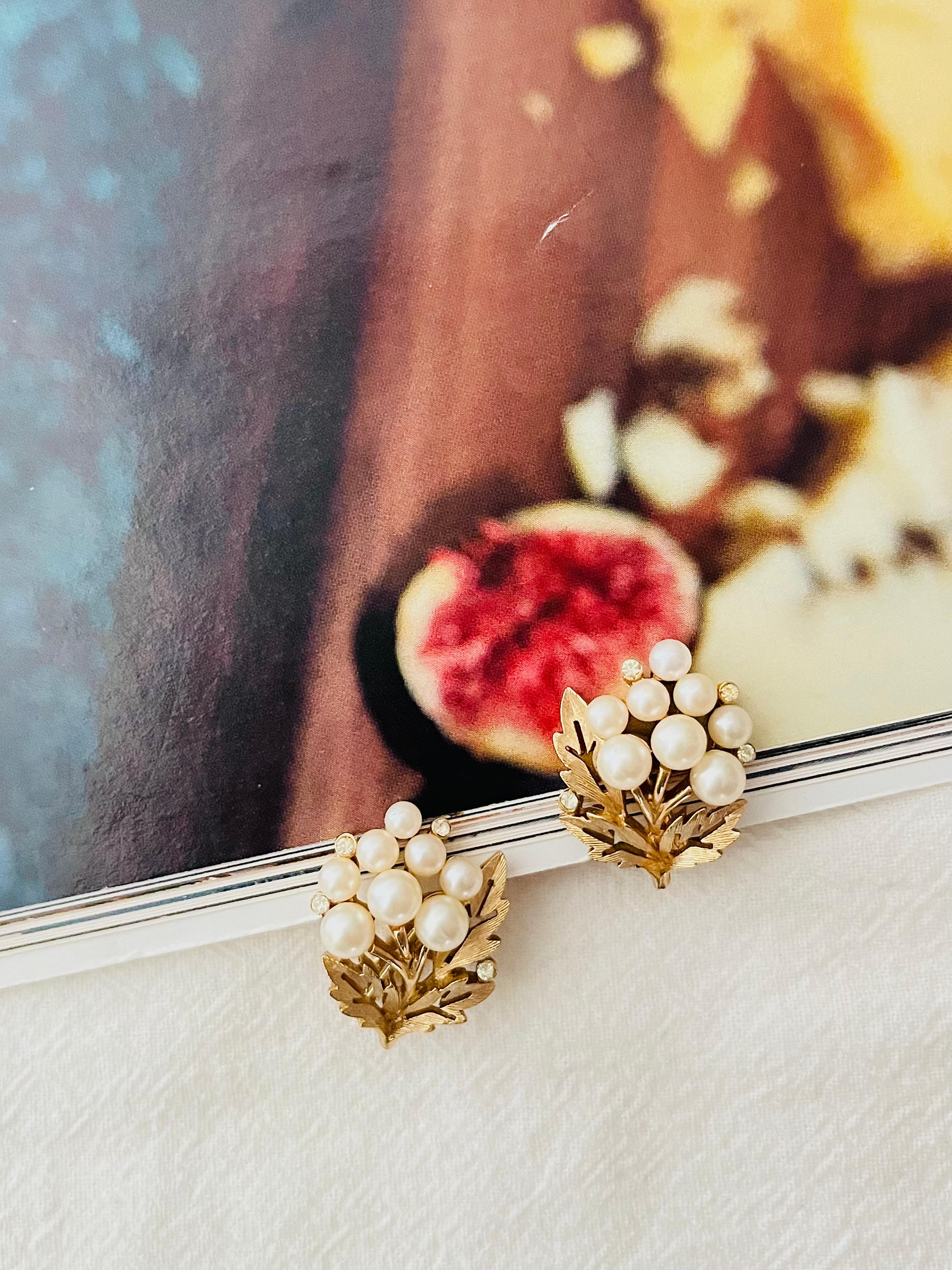 Boucles d'oreilles ajourées en perles blanches, perles de cristal et fleurs en forme de feuilles de la collection Trifari des années 1950 Bon état - En vente à Wokingham, England