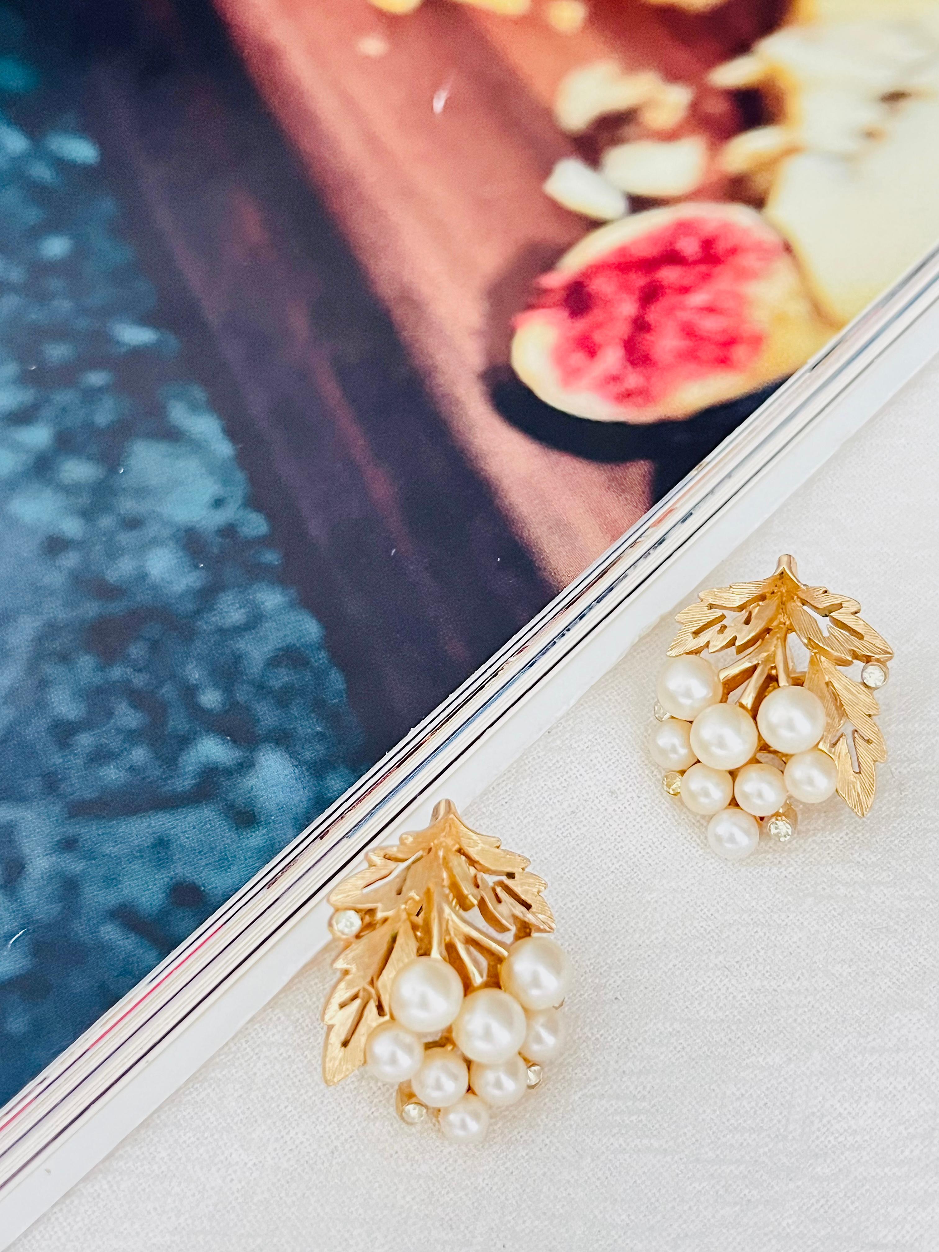Boucles d'oreilles ajourées en perles blanches, perles de cristal et fleurs en forme de feuilles de la collection Trifari des années 1950 Unisexe en vente