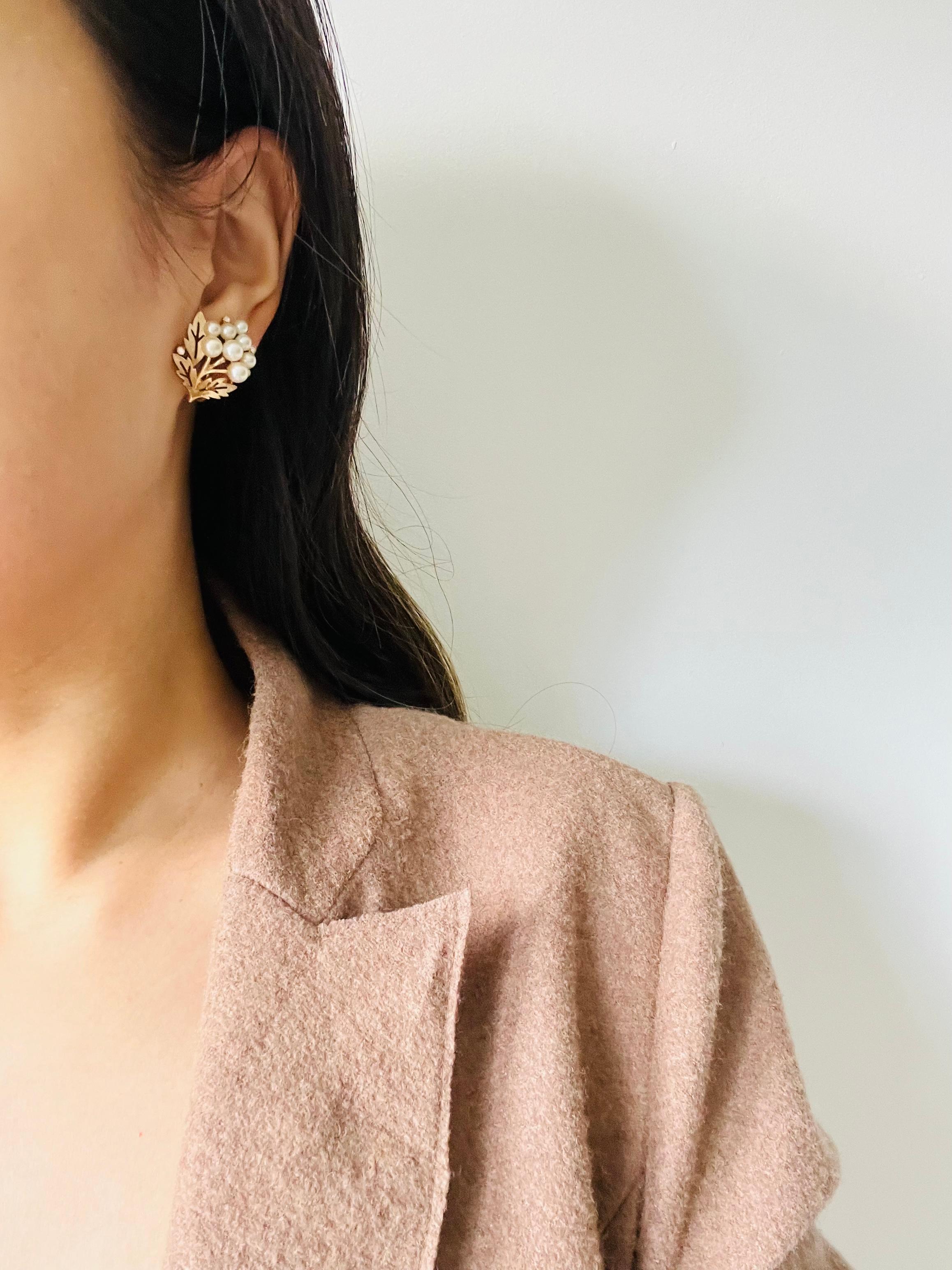 Boucles d'oreilles ajourées en perles blanches, perles de cristal et fleurs en forme de feuilles de la collection Trifari des années 1950 en vente 1