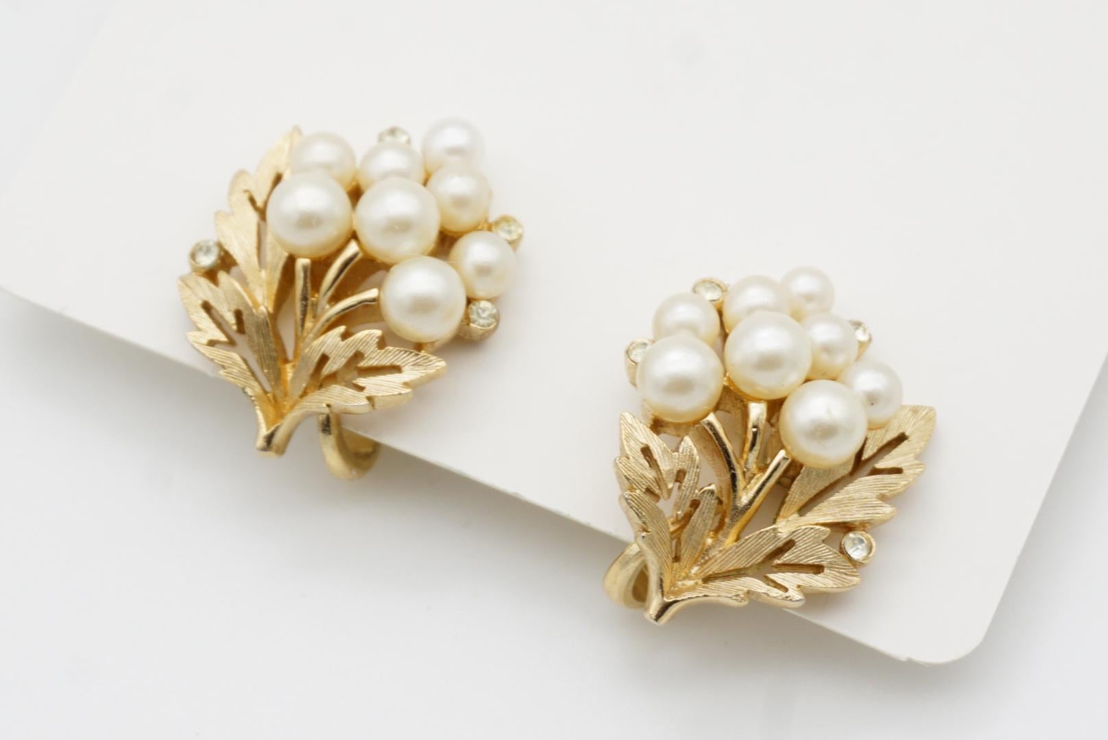 Boucles d'oreilles ajourées en perles blanches, perles de cristal et fleurs en forme de feuilles de la collection Trifari des années 1950 en vente 3