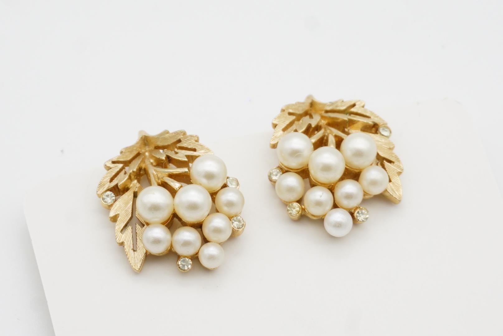 Boucles d'oreilles ajourées en perles blanches, perles de cristal et fleurs en forme de feuilles de la collection Trifari des années 1950 en vente 4