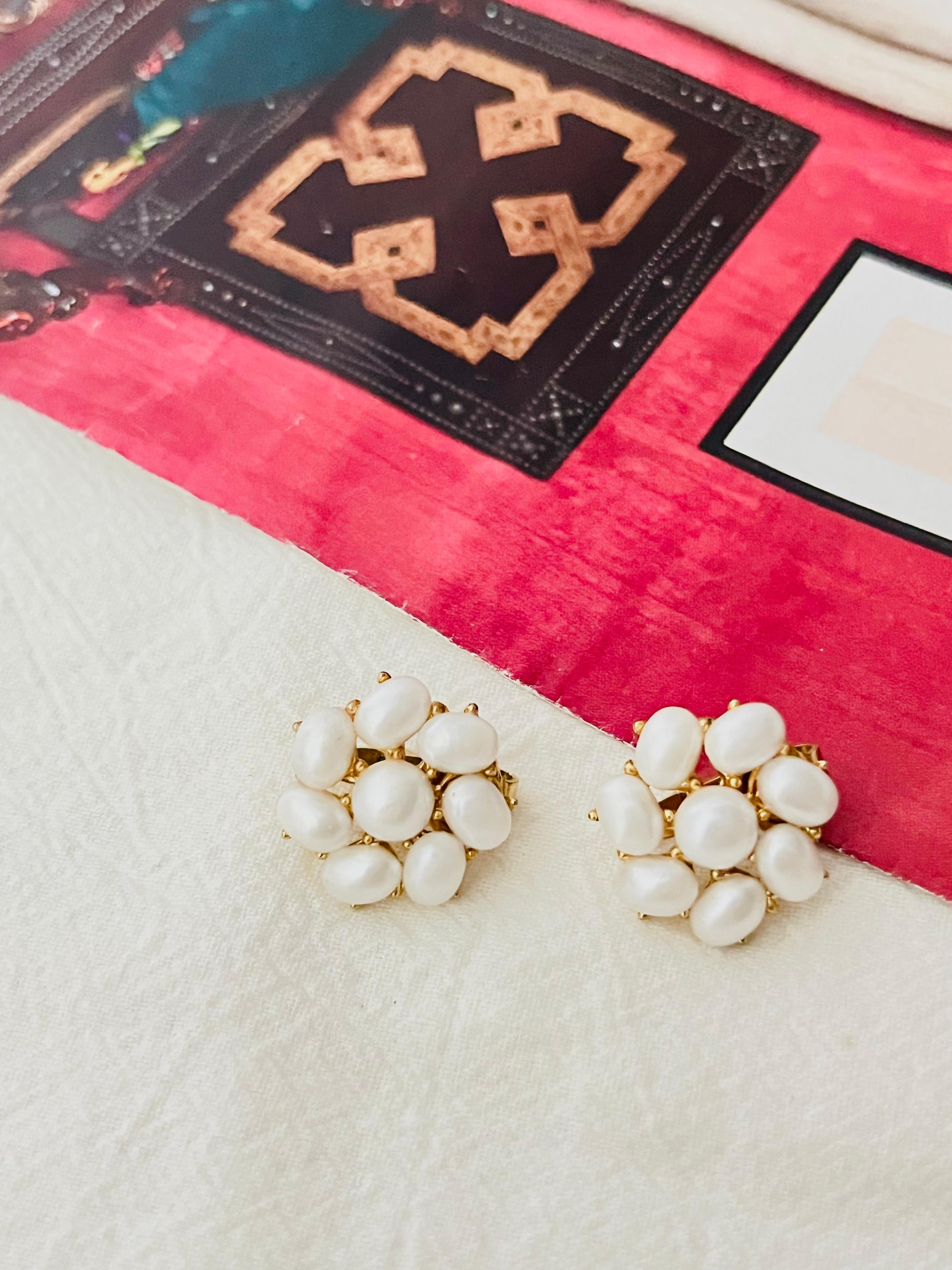 Art Deco Crown Trifari 1950s White Oval Round Pearls Swirl Flower Openwork Clip Earrings For Sale
