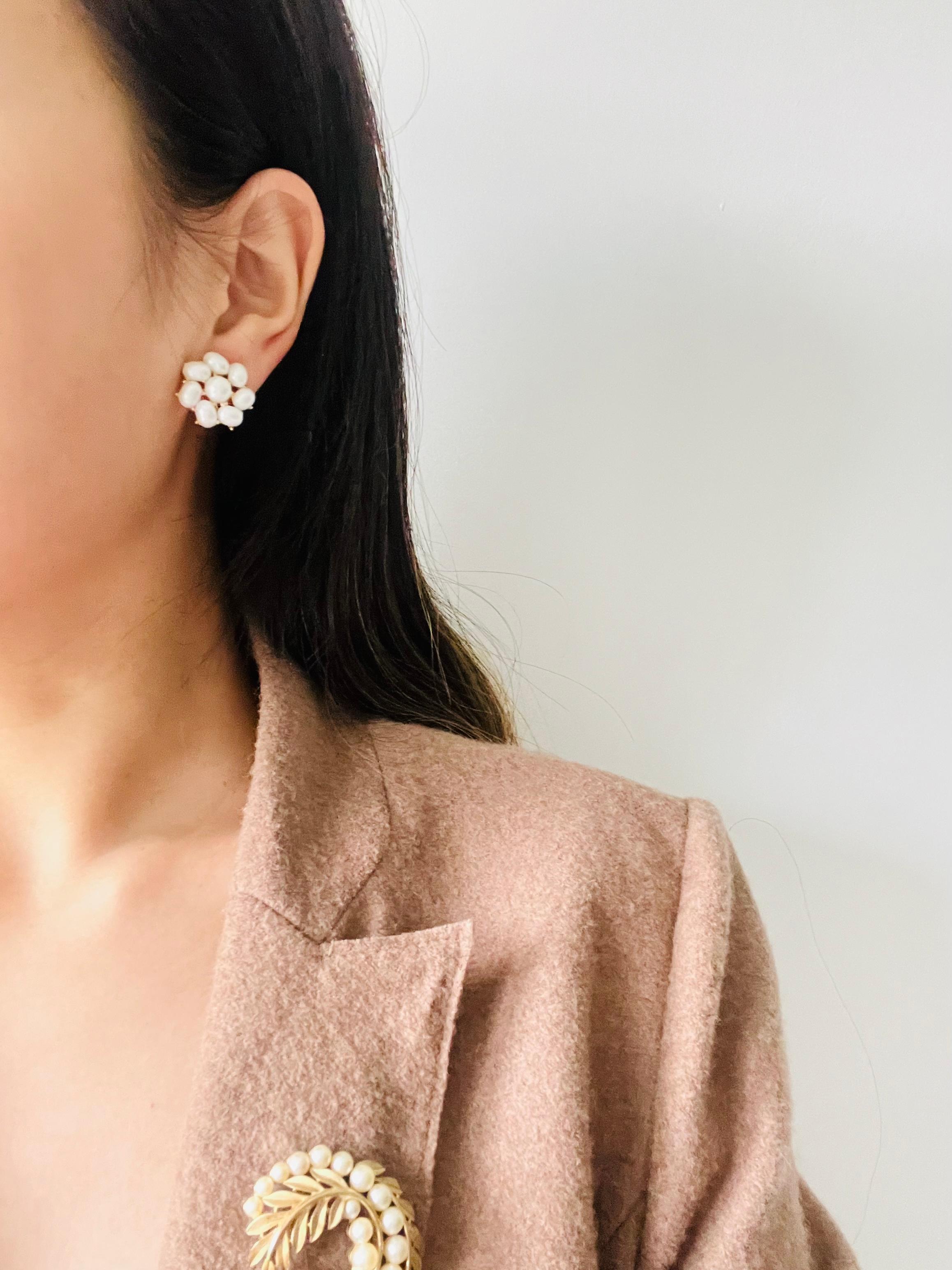 Crown Trifari 1950s White Oval Round Pearls Swirl Flower Openwork Clip Earrings For Sale 1
