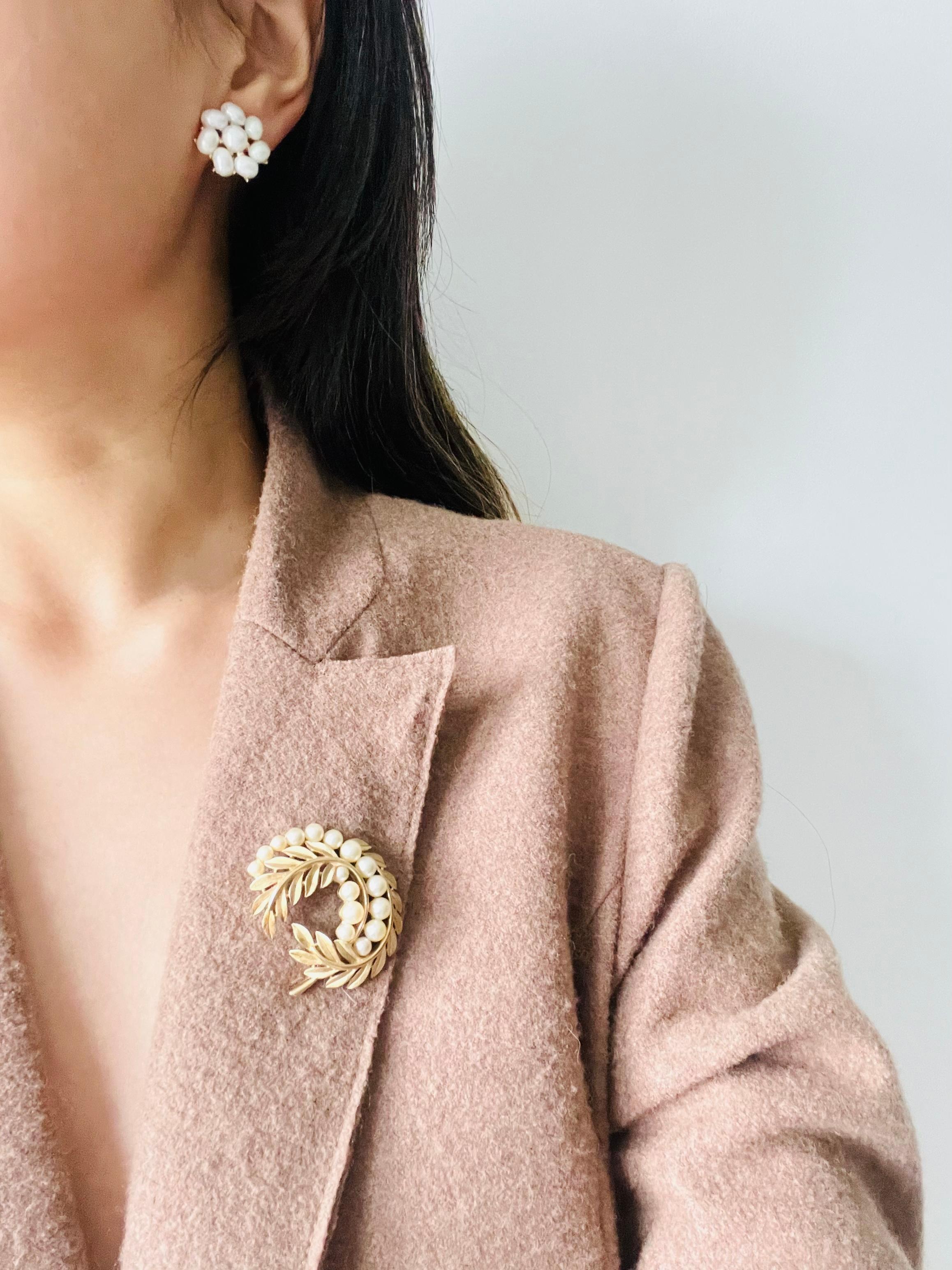 Crown Trifari 1950s White Oval Round Pearls Swirl Flower Openwork Clip Earrings For Sale 2