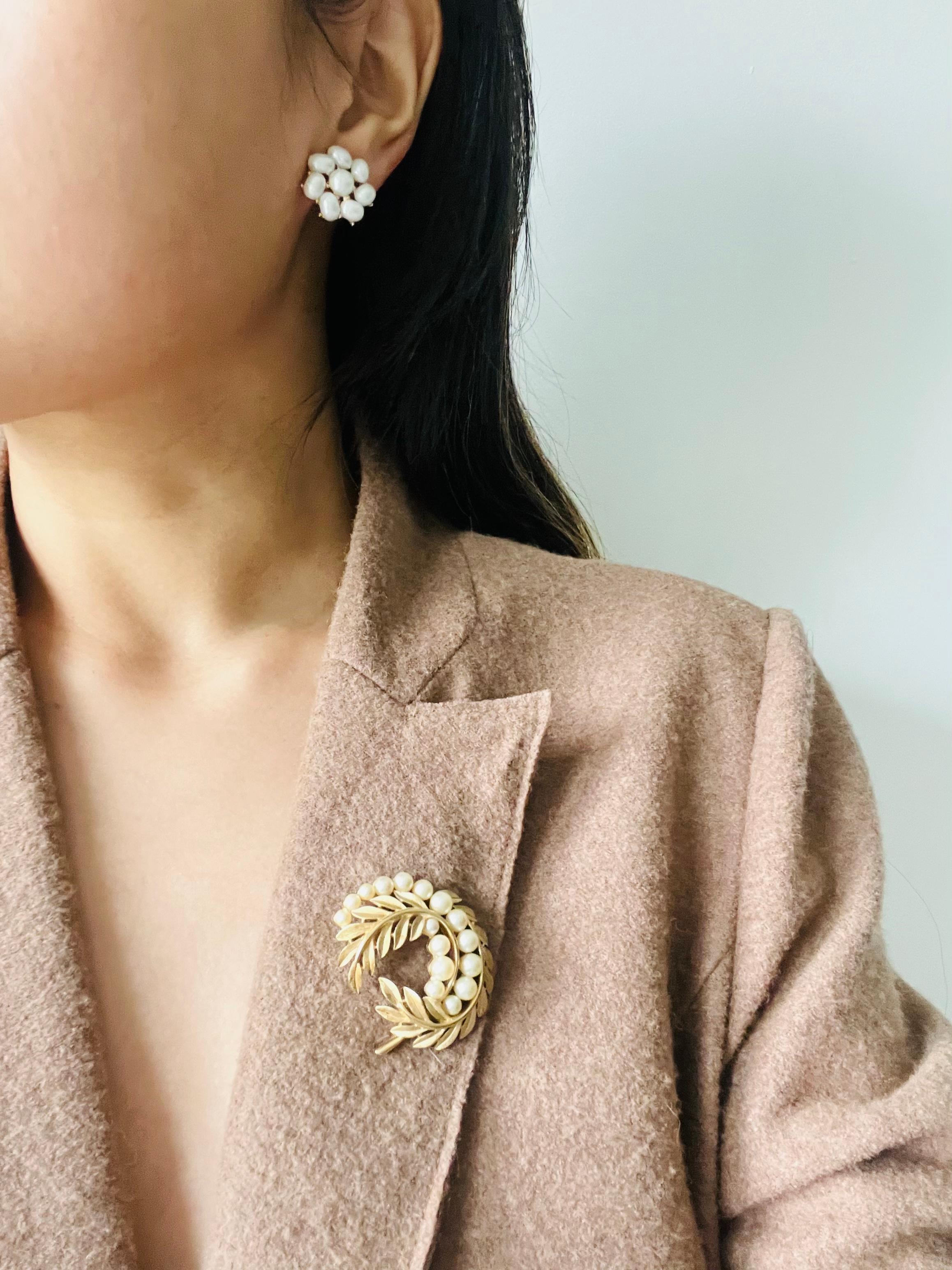 Crown Trifari 1950s White Oval Round Pearls Swirl Flower Openwork Clip Earrings For Sale 3