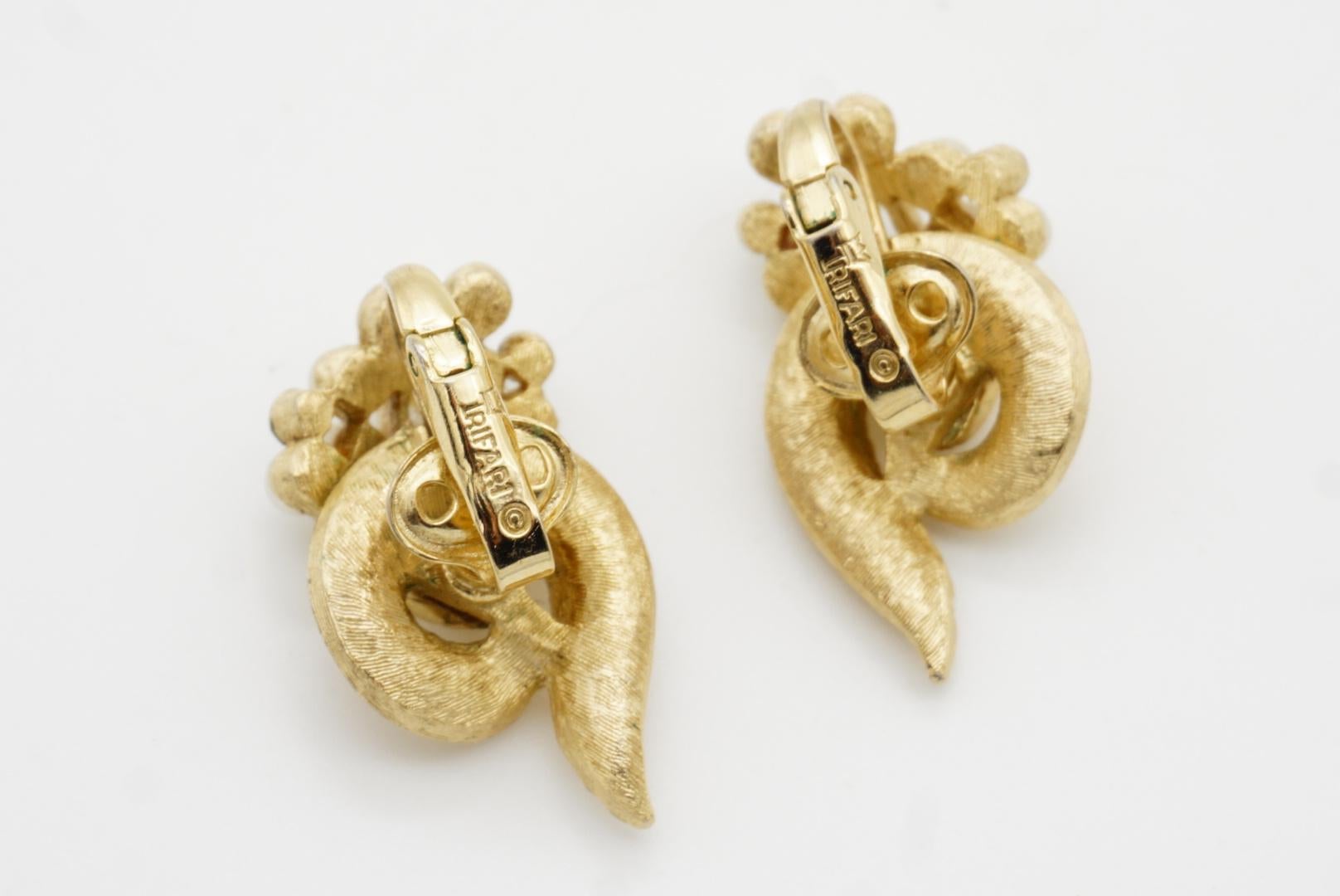 Crown Trifari 1950s White Pearl Crystal Bouquet Flower Swirl Leaf Clip Earrings 8