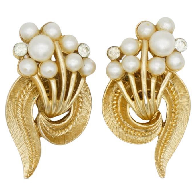 Crown Trifari 1950s Vintage White Pearls Crystals Bouquet Flower Dandelion Swirl Leaf Openwork Elegant Clip Earrings, Gold Tone

Very good condition. Light scratches or colour loss, barely noticeable. 100% genuine.

A very beautiful earrings, signed