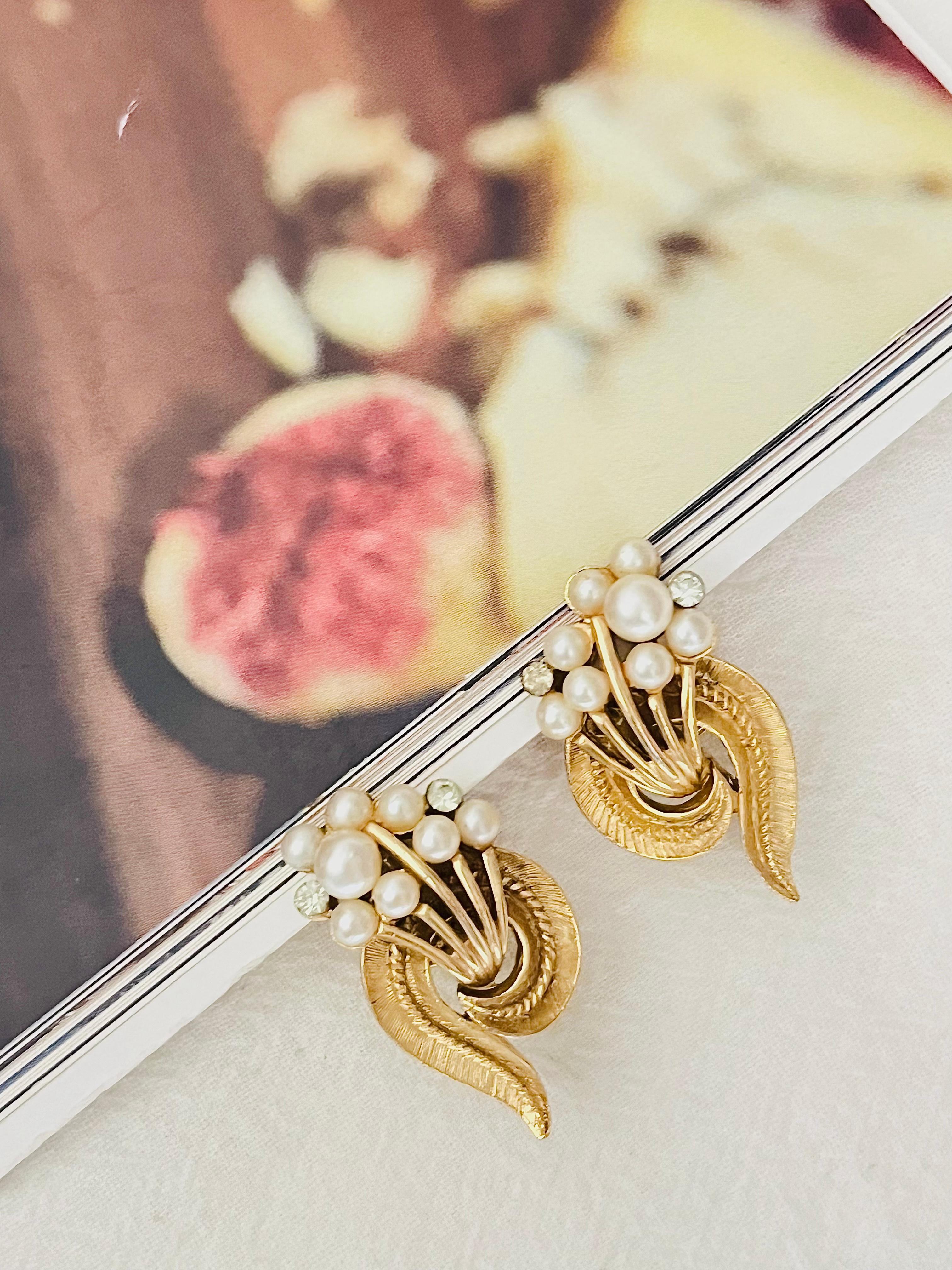 Crown Trifari 1950s White Pearl Crystal Bouquet Flower Swirl Leaf Clip Earrings In Good Condition In Wokingham, England