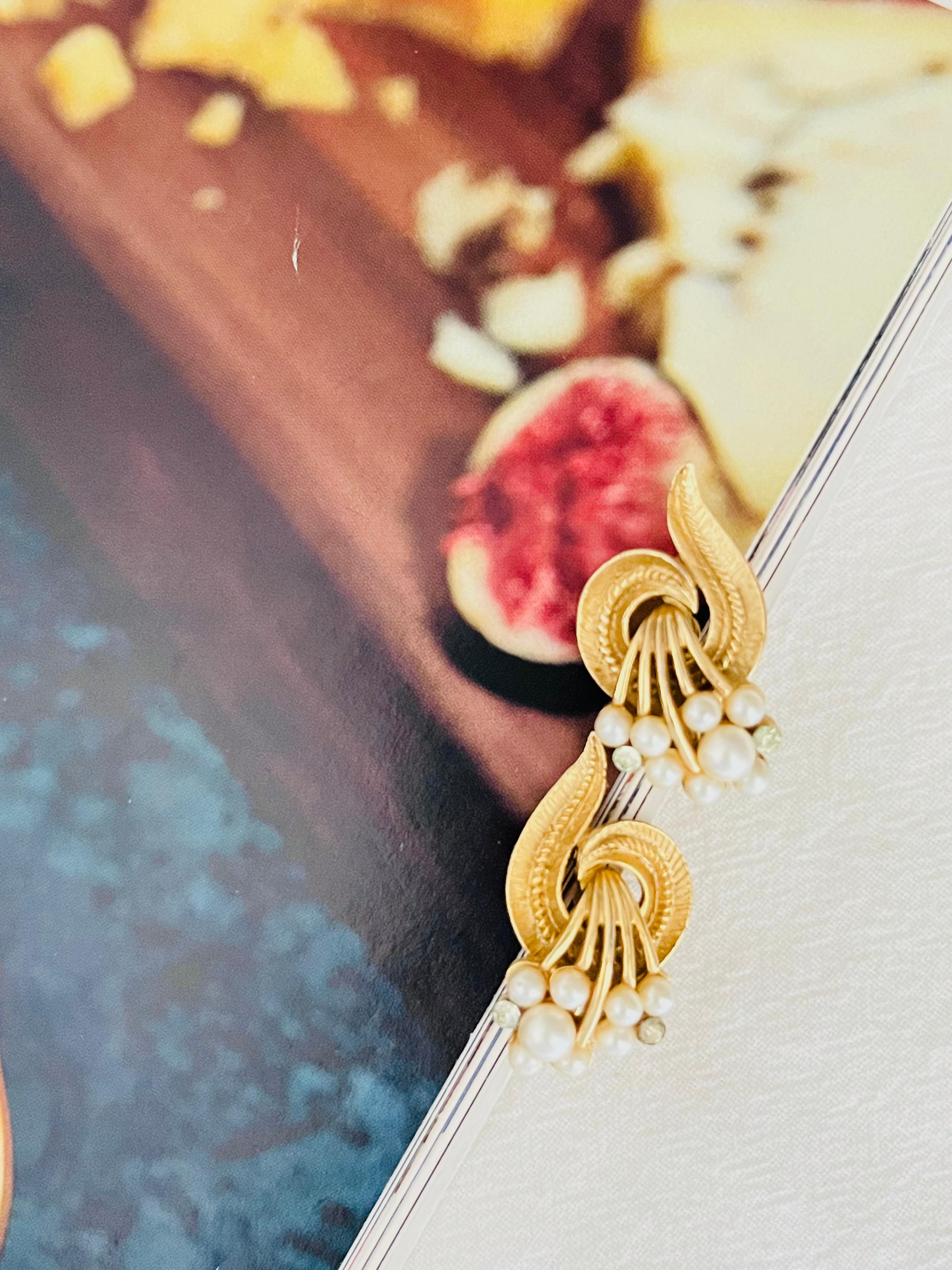 Crown Trifari 1950s White Pearl Crystal Bouquet Flower Swirl Leaf Clip Earrings In Good Condition For Sale In Wokingham, England