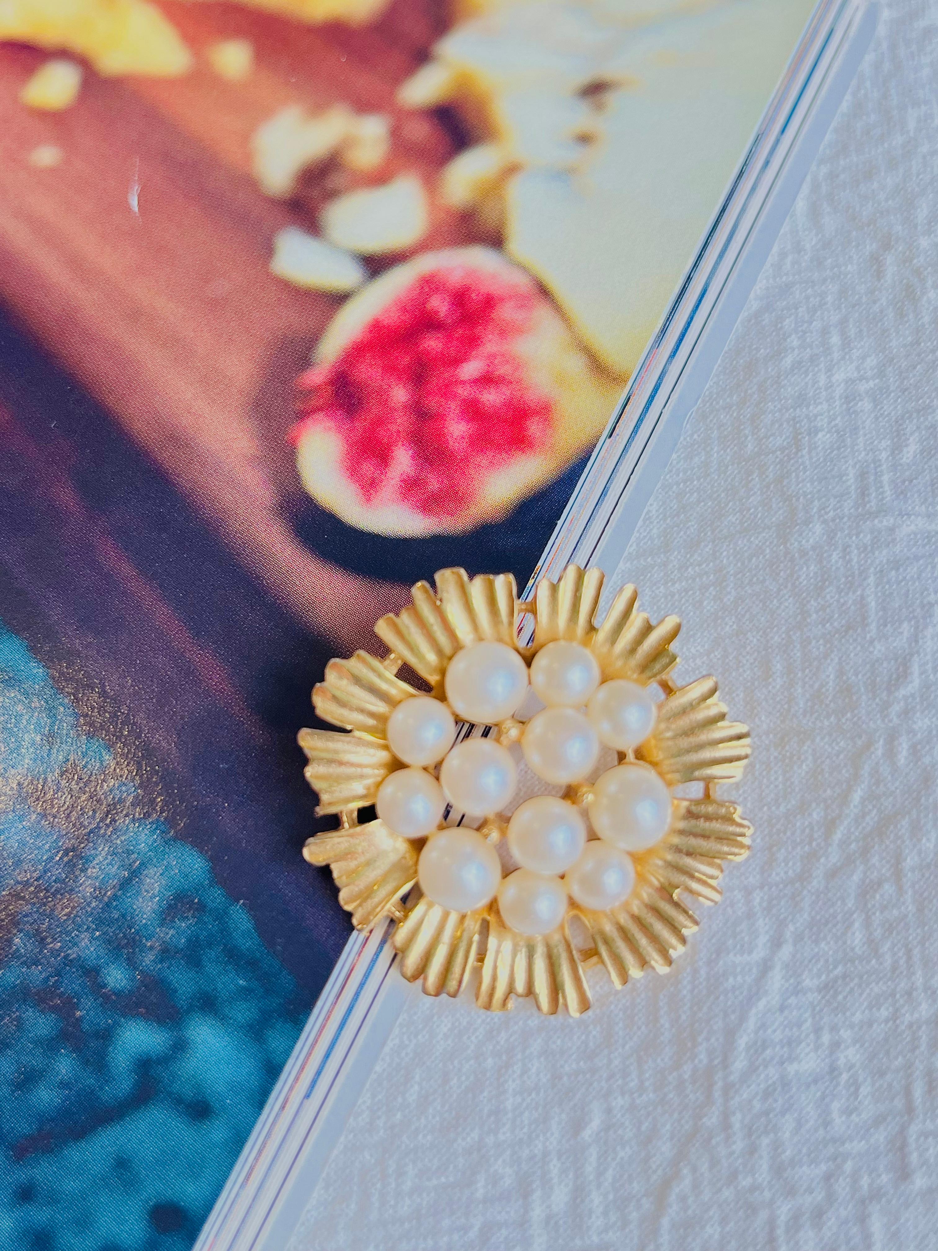 Very good condition. 100% Genuine. 

Very light colour loss or light scratches, barely noticeable. 
A very beautiful brooch, signed at the back.

Size: 3.3*3.3 cm.

Weight: 10 g.

Trifari created some of the most desirable costume jewellery of the