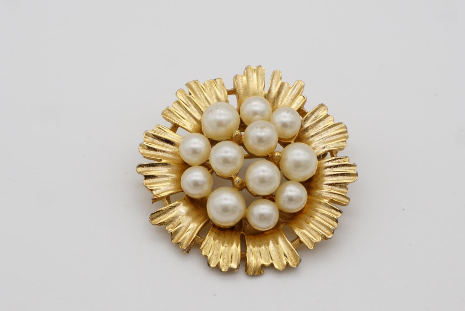 Crown Trifari 1950s Wreath Floral Round Circle Cluster White Pearls Gold Brooch  1