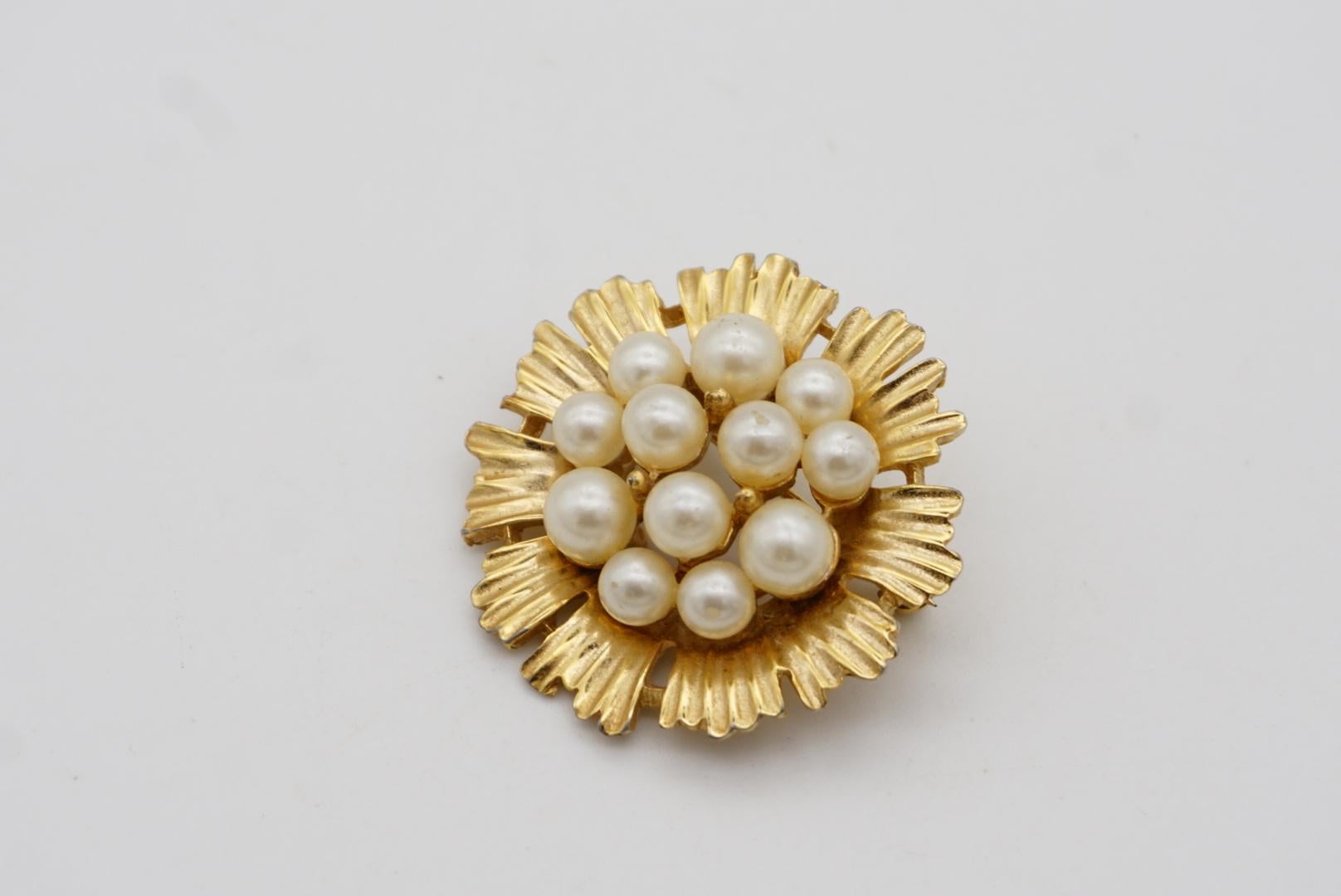 Crown Trifari 1950s Wreath Floral Round Circle Cluster White Pearls Gold Brooch  2
