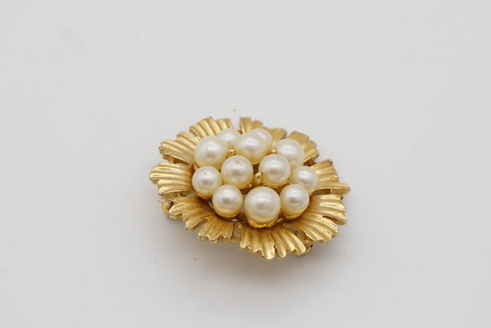 Crown Trifari 1950s Wreath Floral Round Circle Cluster White Pearls Gold Brooch  3