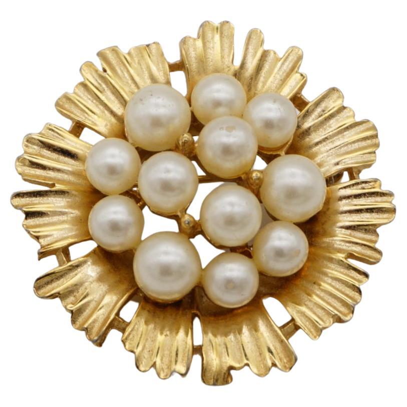 Crown Trifari 1950s Wreath Floral Round Circle Cluster White Pearls Gold Brooch 
