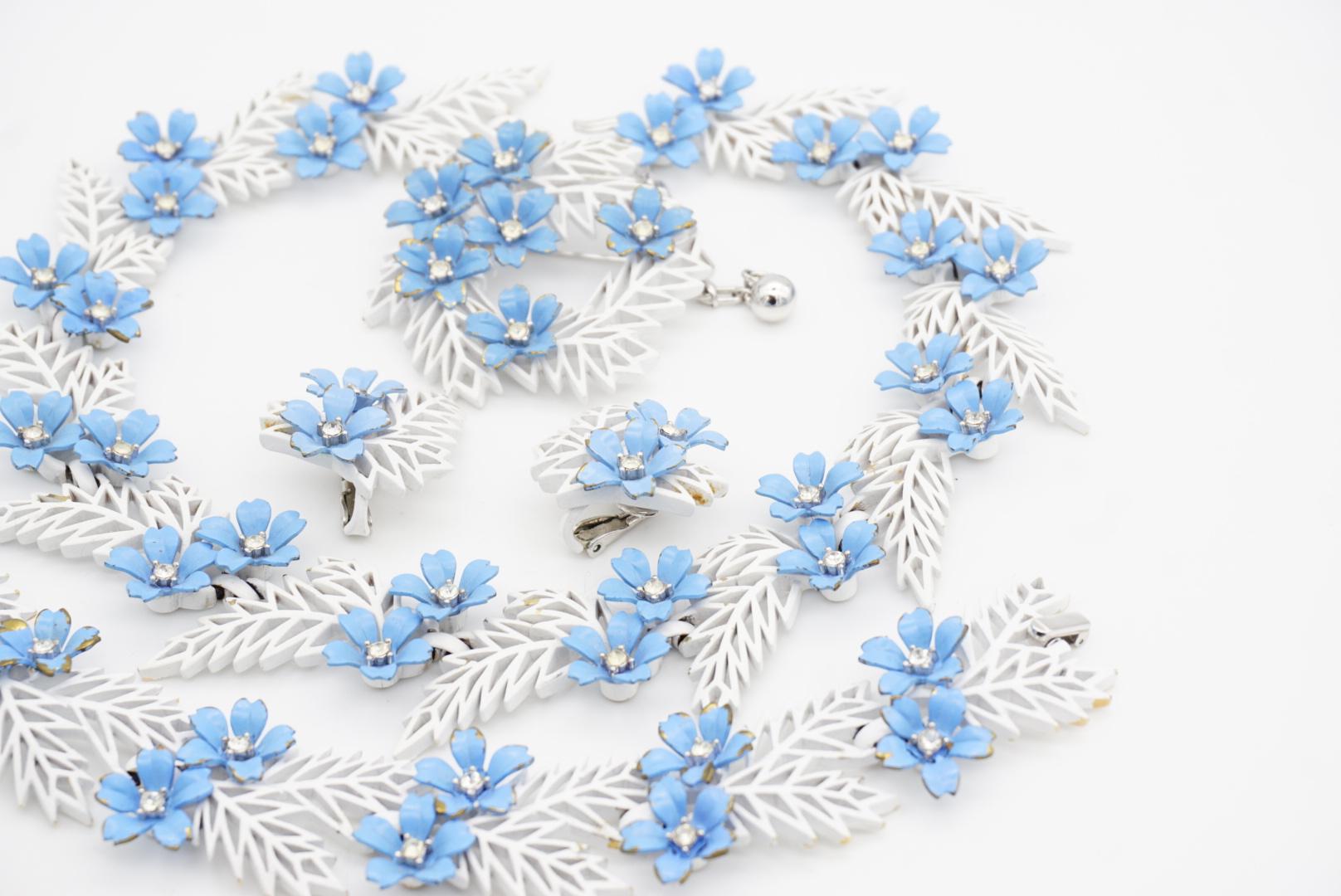 Corona Trifari 1958 Blu Bianco Smalto Cristalli Fiore Felce Foglia Traforata 4 Set in vendita 8