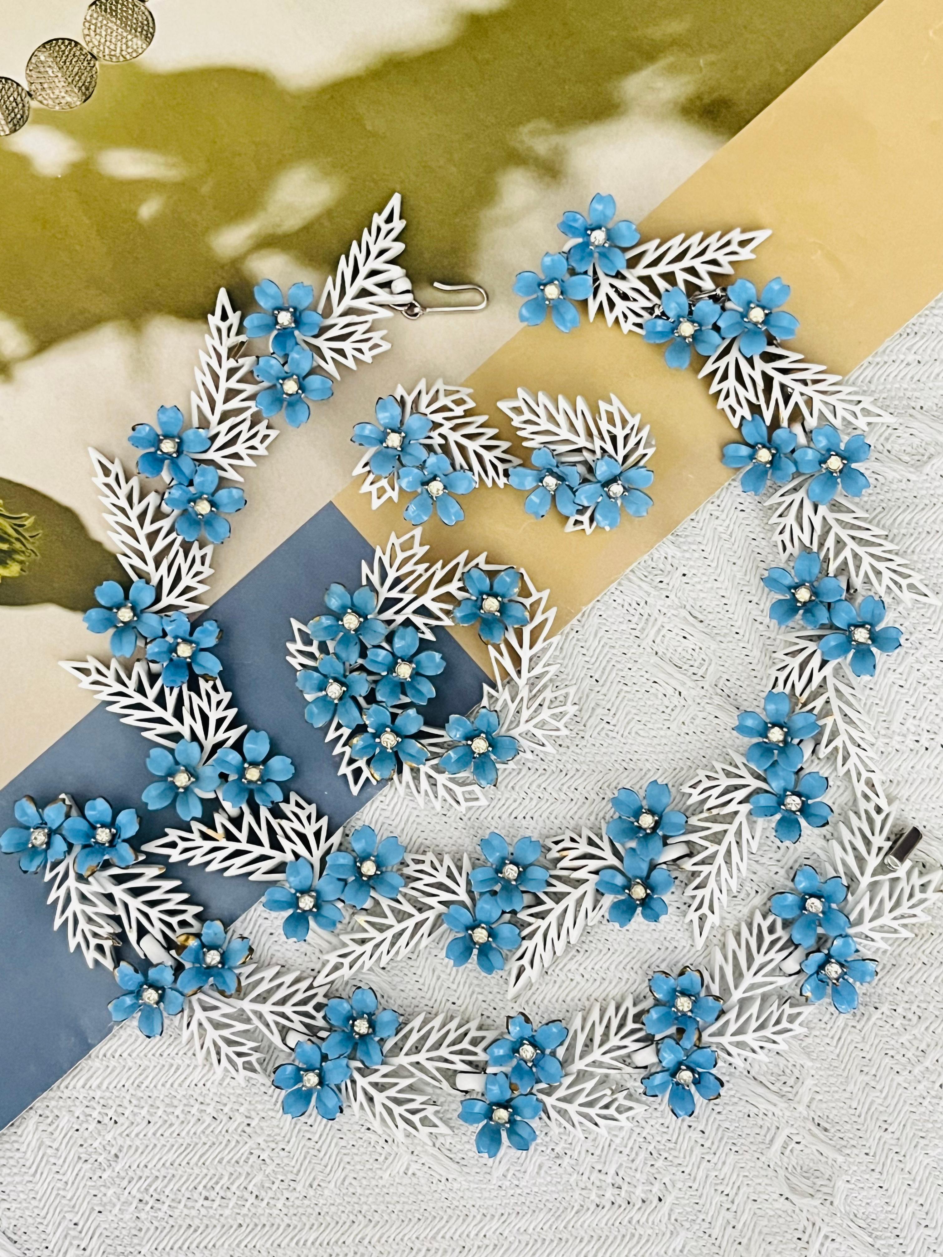 Corona Trifari 1958 Blu Bianco Smalto Cristalli Fiore Felce Foglia Traforata 4 Set In condizioni buone in vendita a Wokingham, England
