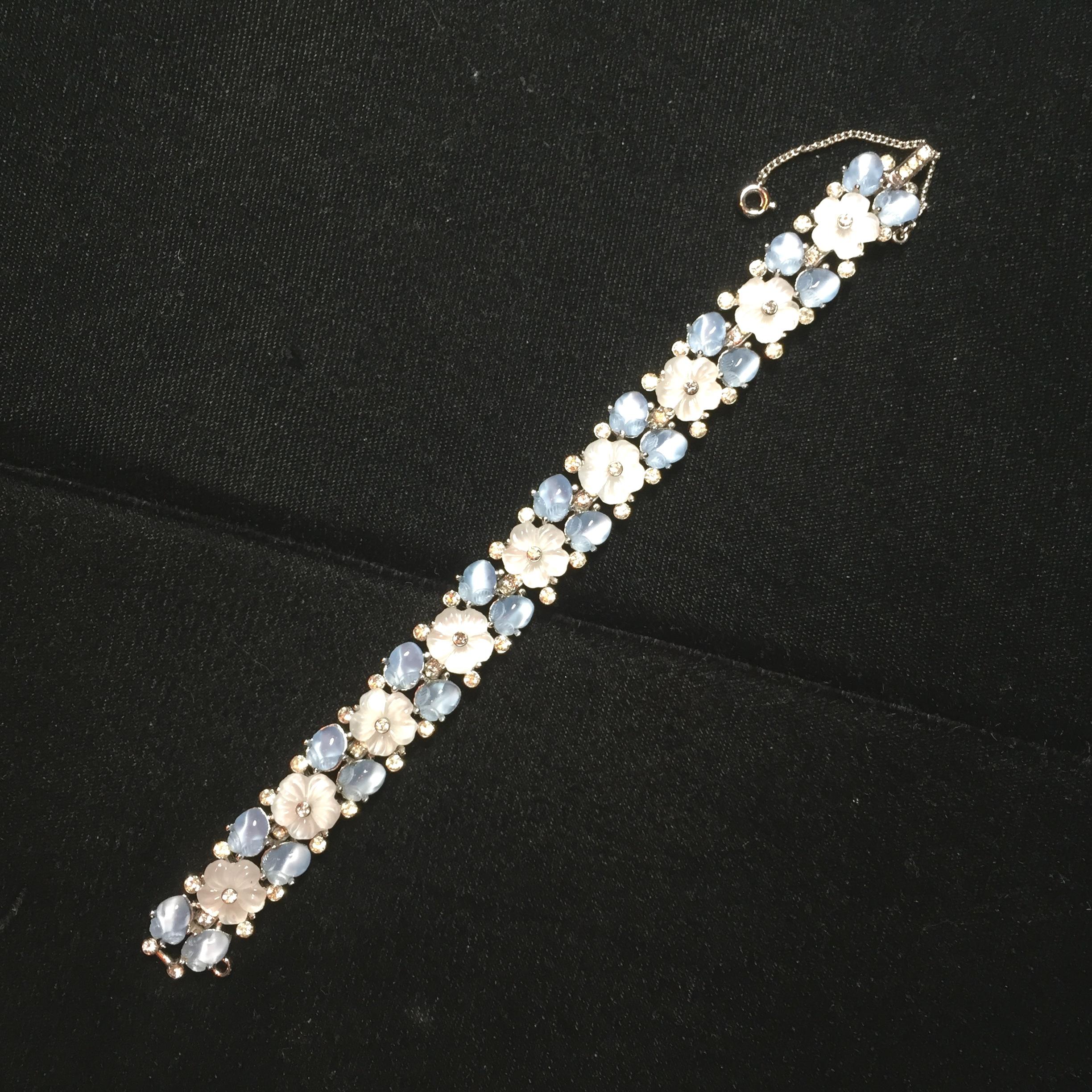 Crown Trifari Alfred Philippe Carved Glass Rhodium Link Bracelet, 1940s In Excellent Condition For Sale In Burbank, CA