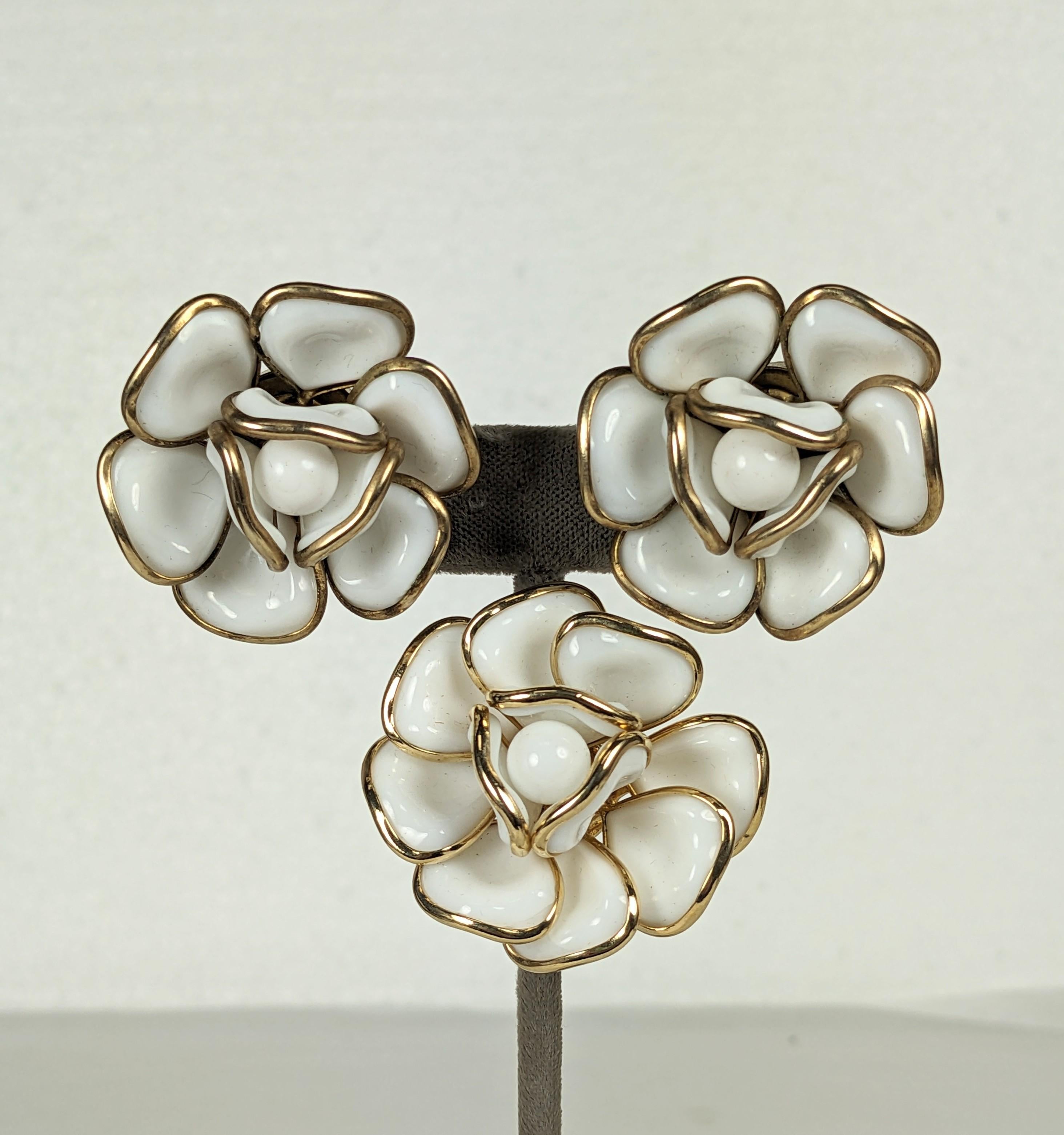 Crown Trifari demi parure von Gripoix inspirierten weißen Milchglas Lünette gesetzt geformten Kamelienblüten. Set bestehend aus einer Brosche und Ohrclips, 1950er Jahre USA. 
Ausgezeichneter Zustand, signiert. Brosche 1,5