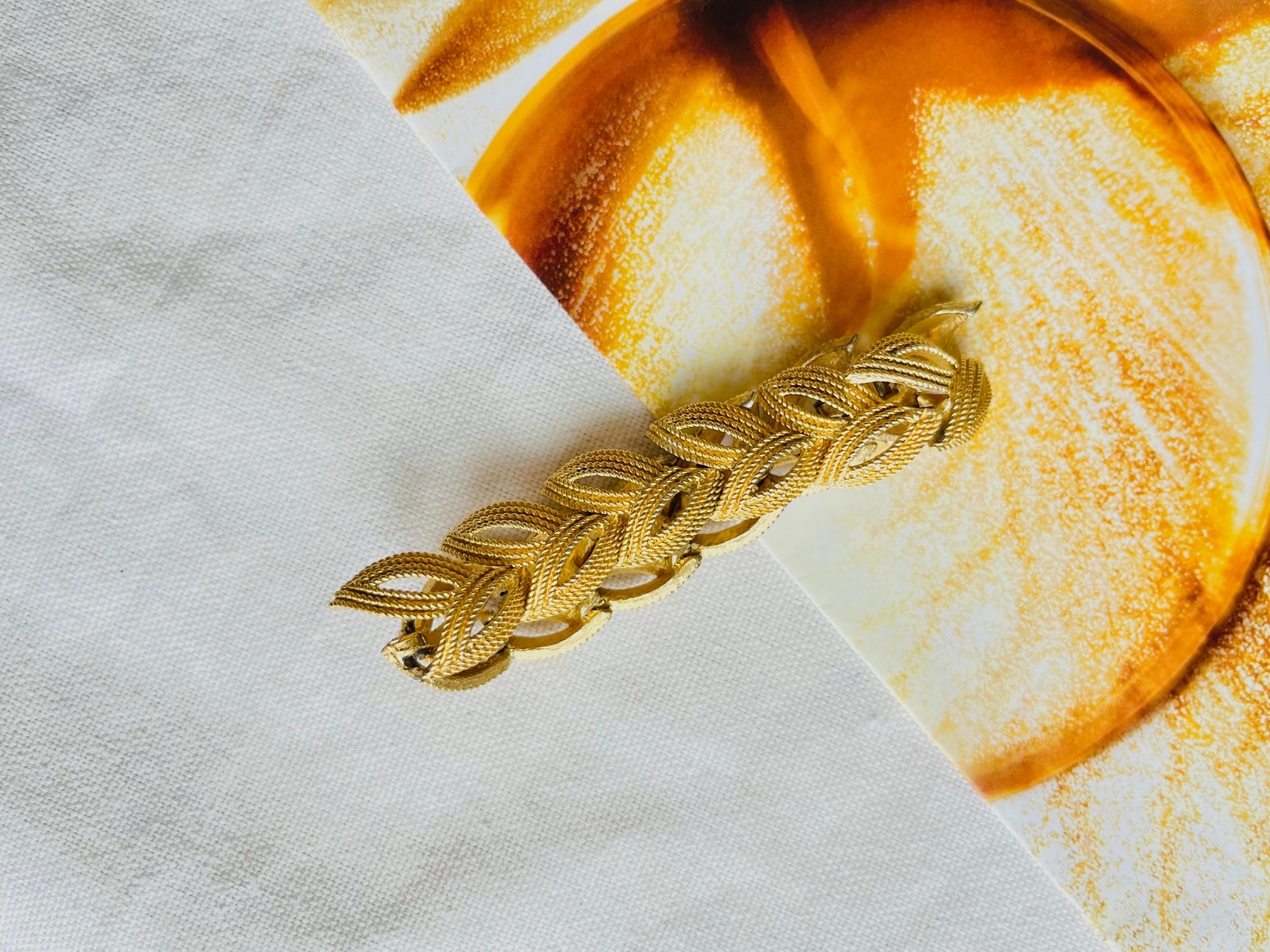 Crown Trifari Vintage 1950s Brushed Leaf Floral Laurel Openwork Gold Bracelet In Good Condition In Wokingham, England