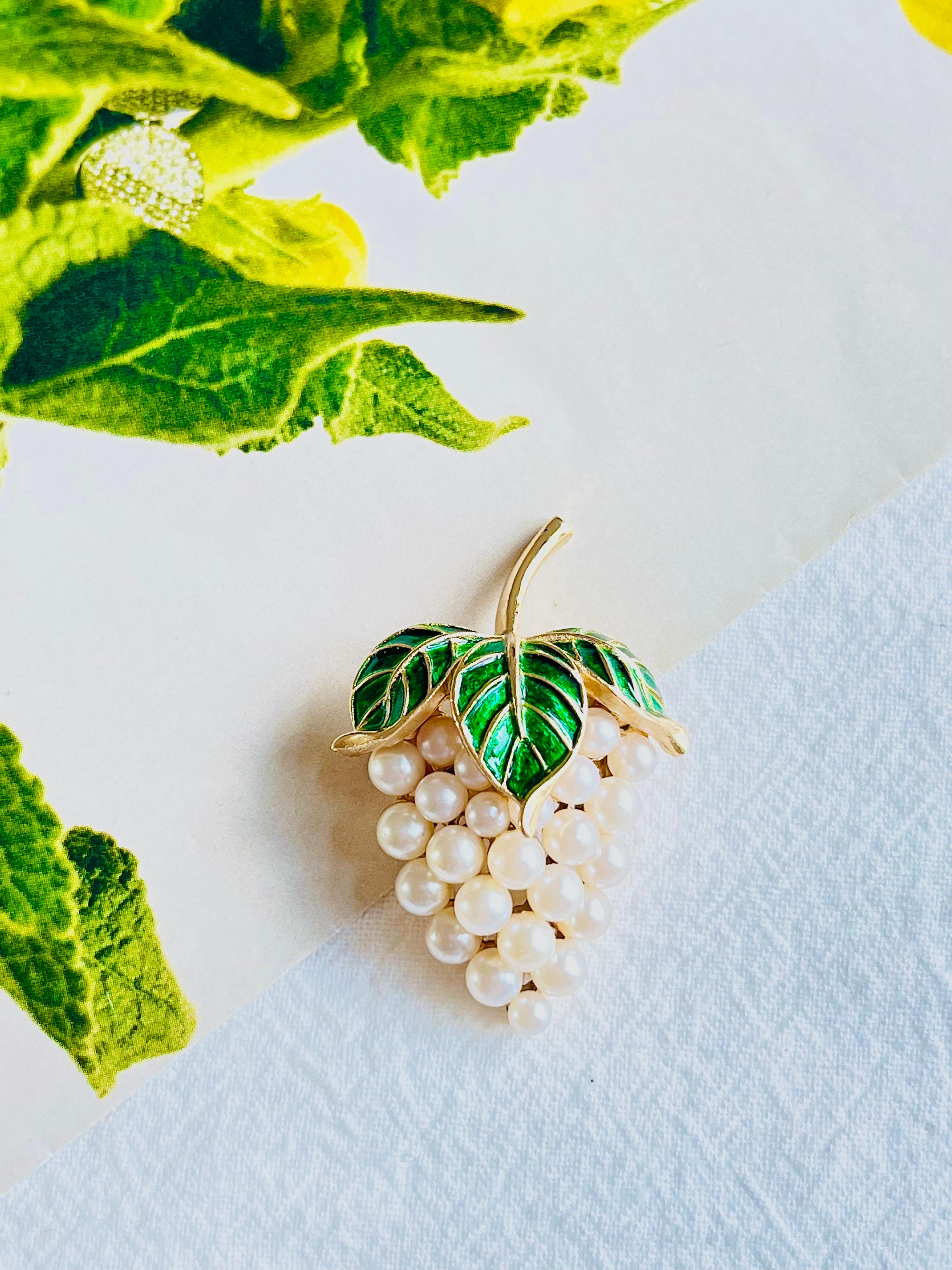 Very good condition, 100% genuine.

Very light scratches, barely noticeable. Not any colour loss.

A very beautiful brooch, signed at the back.

Size: 3.0*4.2 cm.

Weight: 12 g/each.

Crown Trifari created some of the most desirable costume