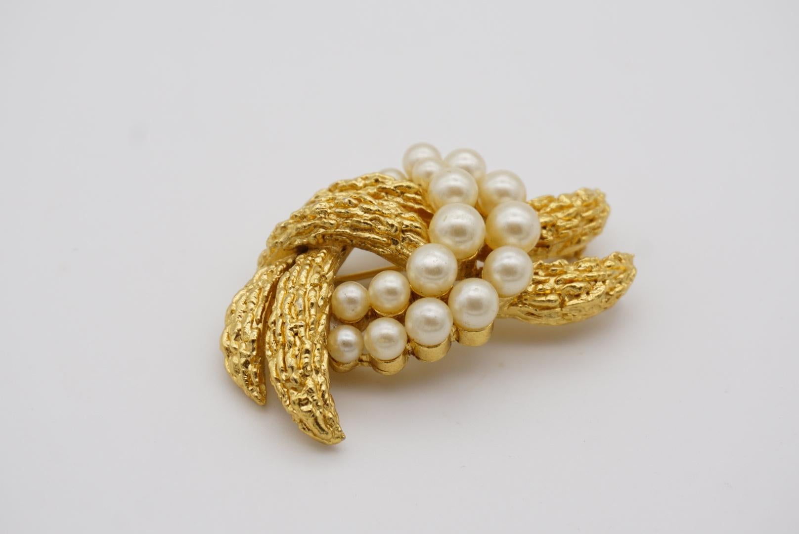Crown Trifari Vintage 1950s Flower Leaf Knot Bow Pearls Shell Abstract Brooch For Sale 2