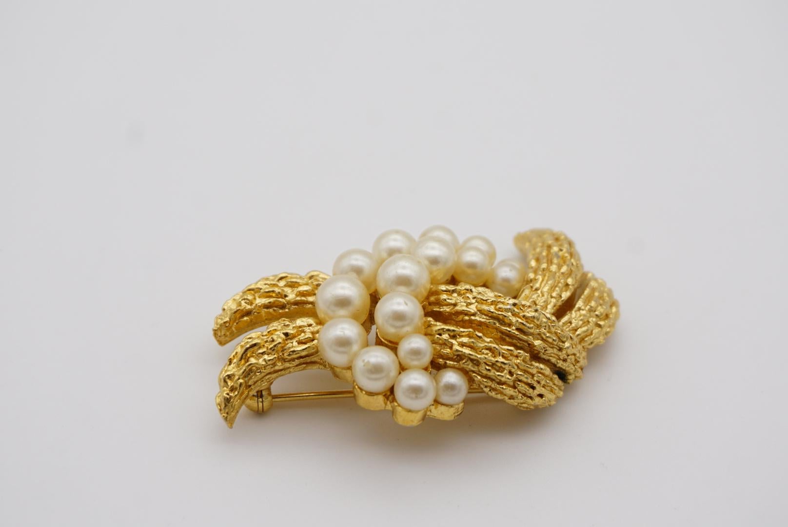 Crown Trifari Vintage 1950s Flower Leaf Knot Bow Pearls Shell Abstract Brooch For Sale 3