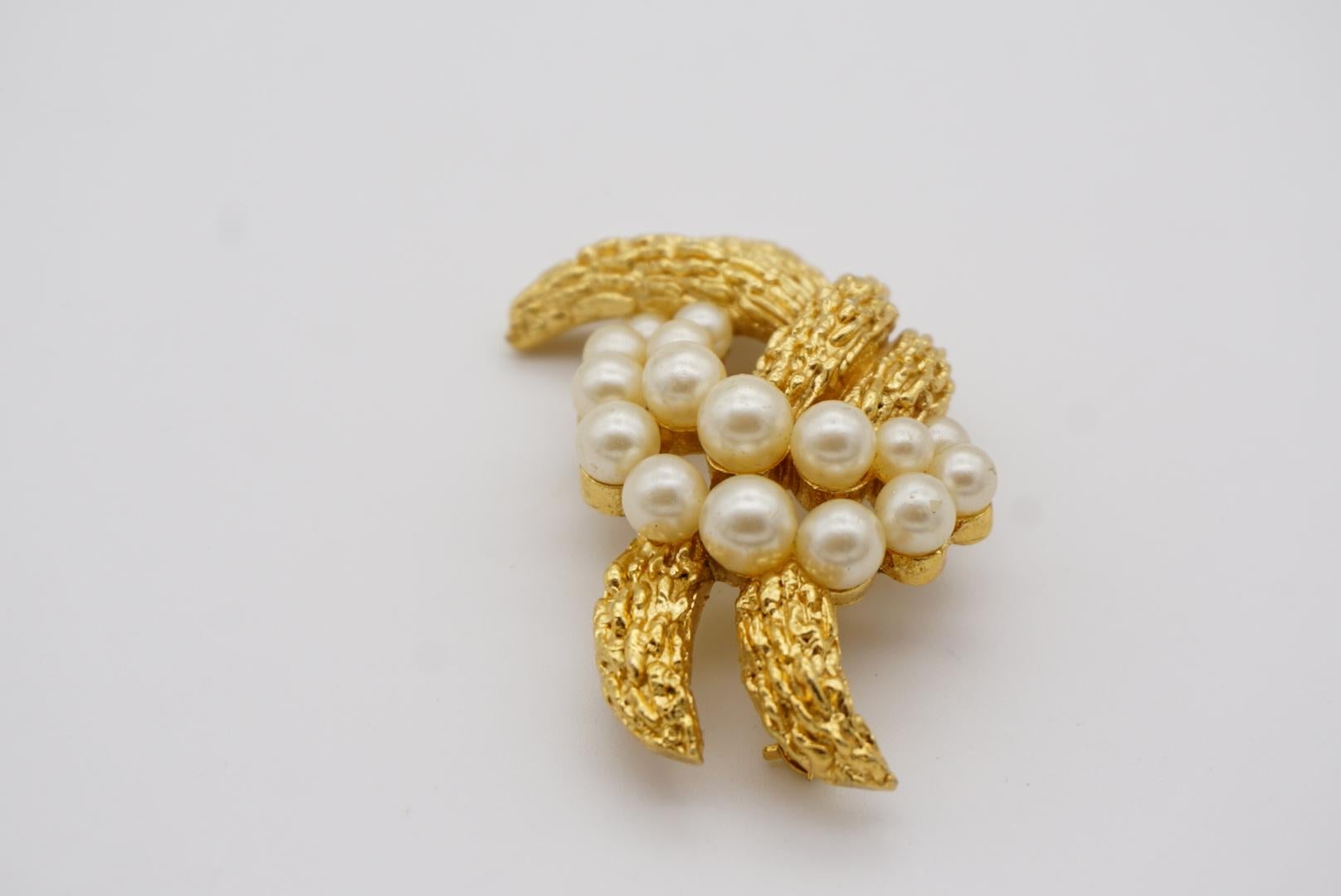 Crown Trifari Vintage 1950s Flower Leaf Knot Bow Pearls Shell Abstract Brooch For Sale 4