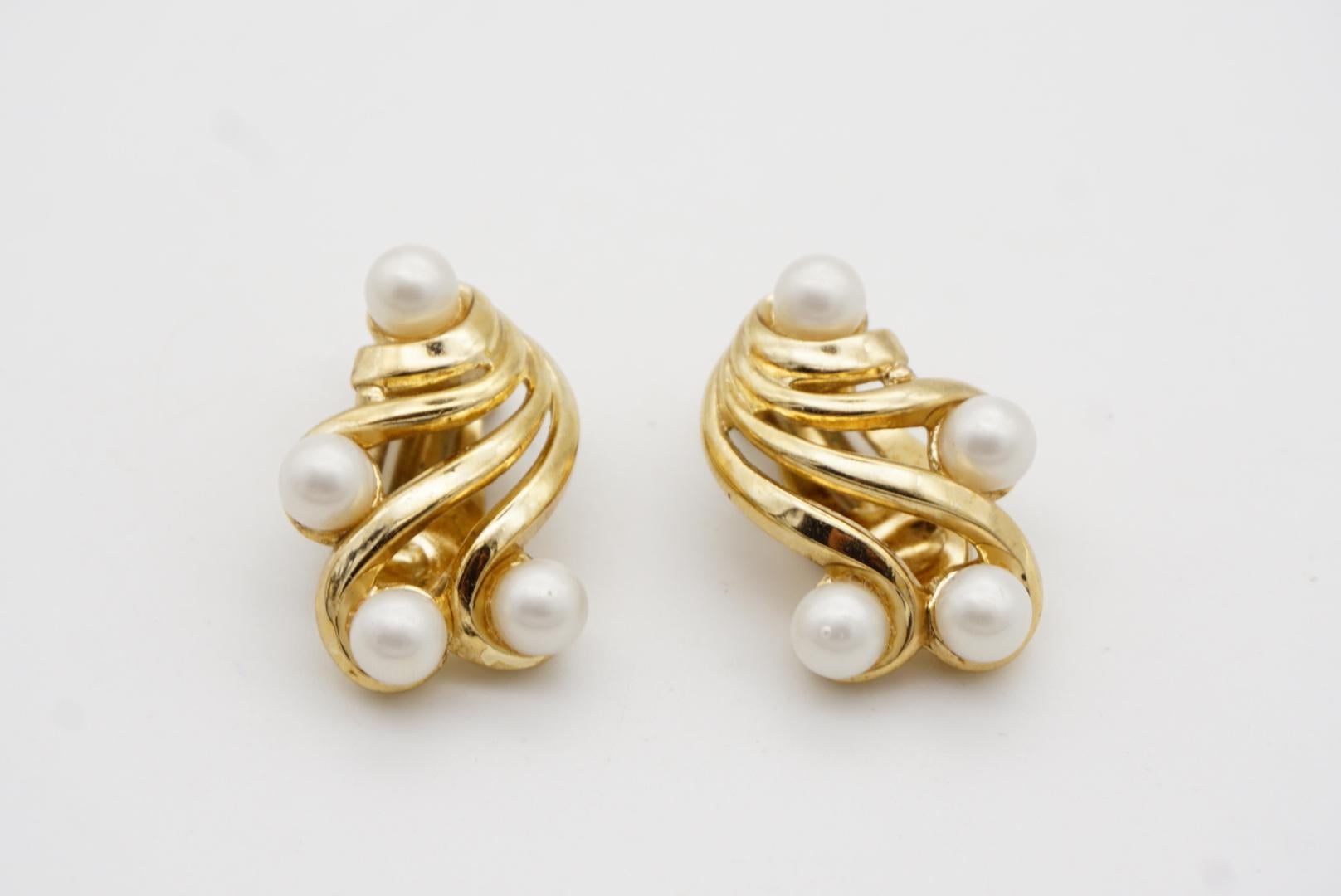 Crown Trifari Vintage 1950s Flower Wing White Pearls Openwork Interlock Earrings For Sale 5
