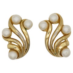 Boucles d'oreilles Trifari Vintage 1950s Flower Wing White Pearls Openwork Interlock