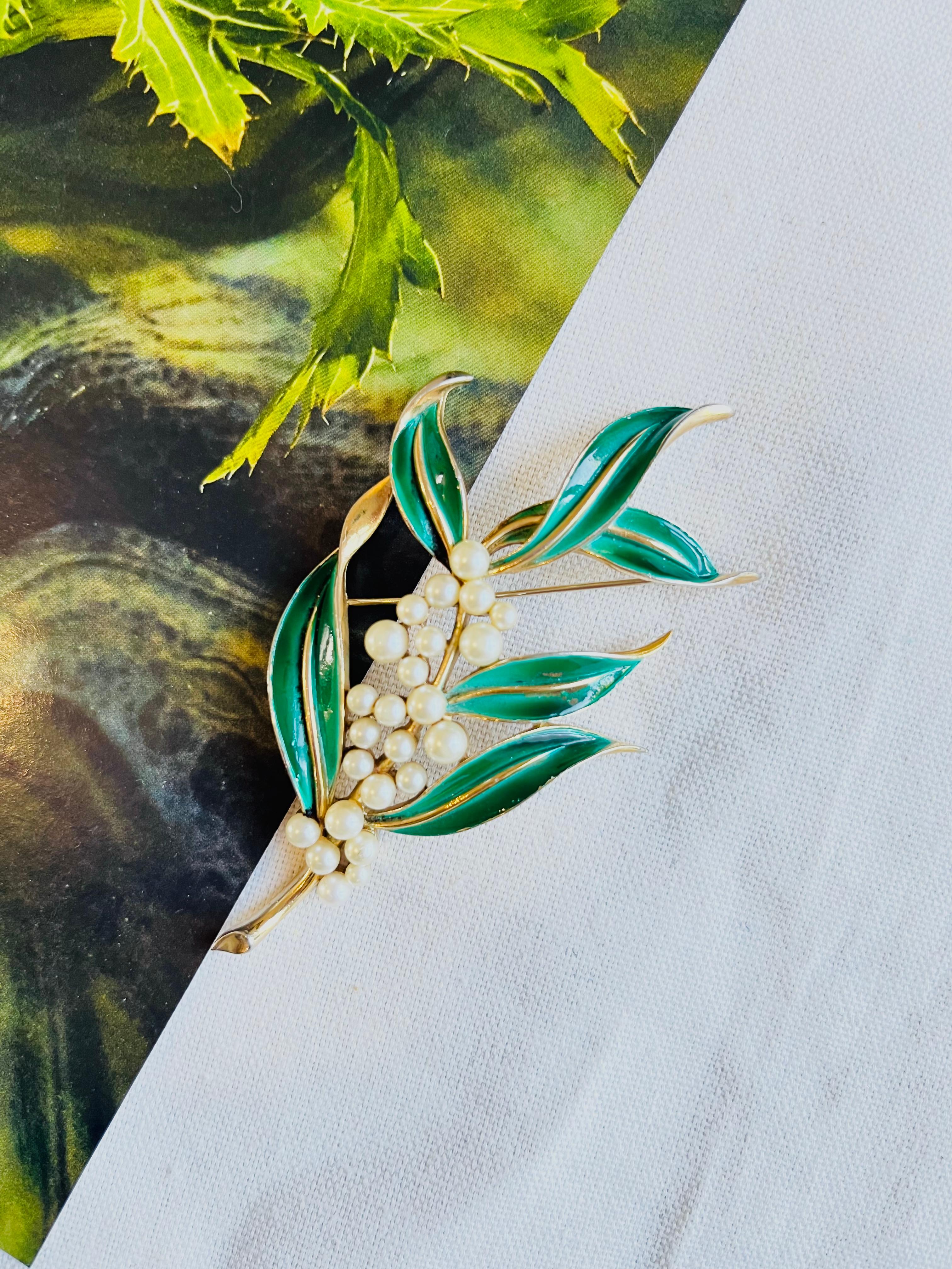 Very good condition. Some very light scratches, since over 70 years. 100% genuine.

A very beautiful brooch, signed at the back.

Size: 10.0*5.0 cm.

Weight: 33 g/each.

Crown Trifari created some of the most desirable costume jewellery of the