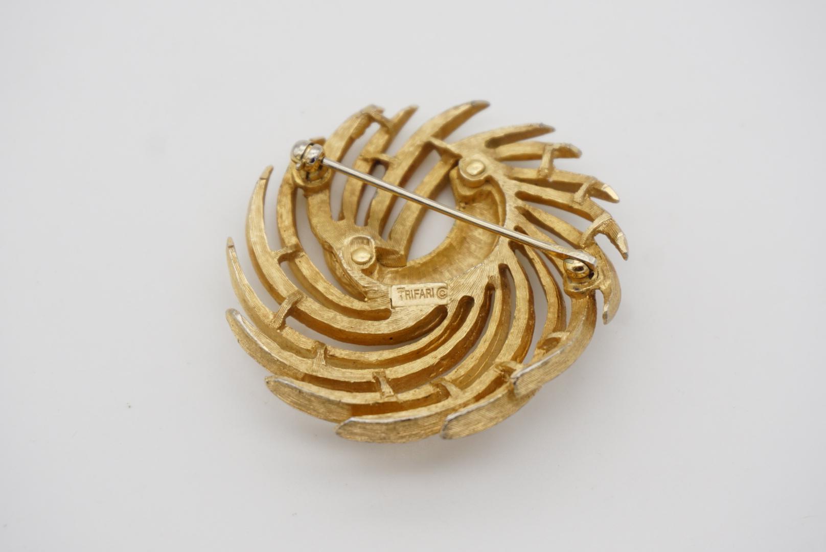 Crown Trifari Vintage 1950er Jahre Große Mondkreis Wirbel Twist Glow Matte Gold Brosche im Angebot 5