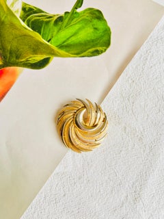 Crown Trifari Vintage 1950s Large Moon Circle Swirl Twist Glow Matte Gold Brooch