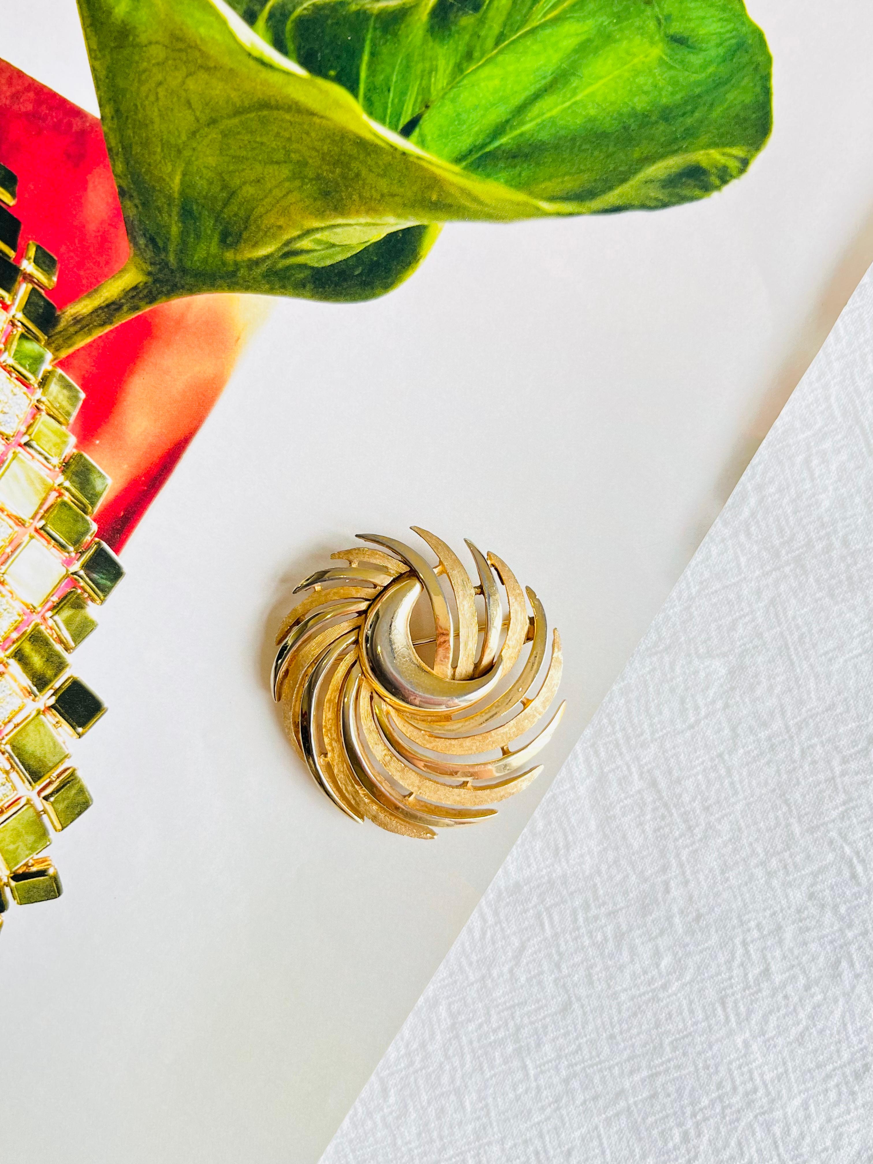 Crown Trifari Vintage 1950er Jahre Große Mondkreis Wirbel Twist Glow Matte Gold Brosche im Zustand „Gut“ im Angebot in Wokingham, England