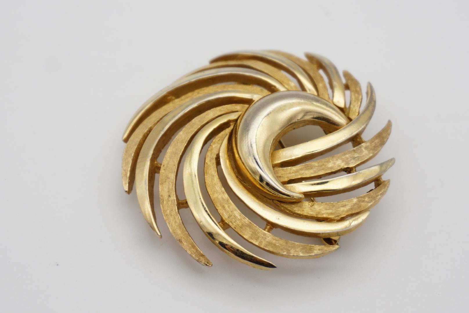 Crown Trifari Vintage 1950er Jahre Große Mondkreis Wirbel Twist Glow Matte Gold Brosche im Angebot 3