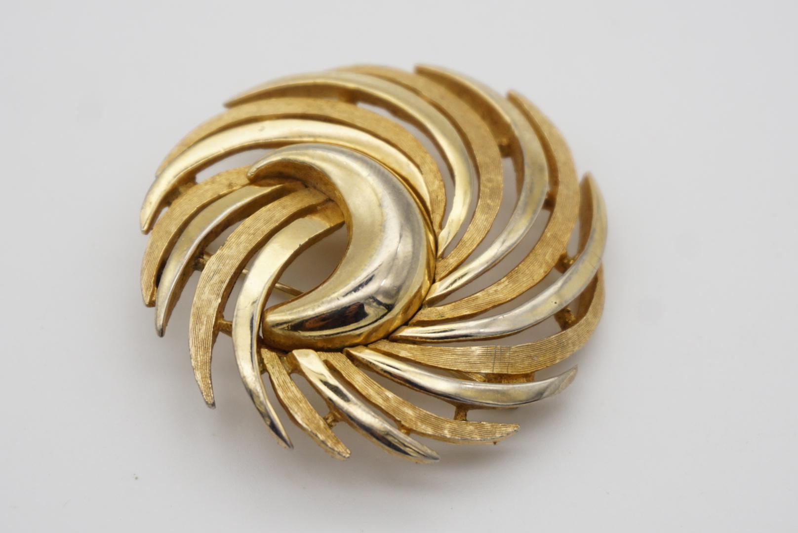 Crown Trifari Vintage 1950er Jahre Große Mondkreis Wirbel Twist Glow Matte Gold Brosche im Angebot 4