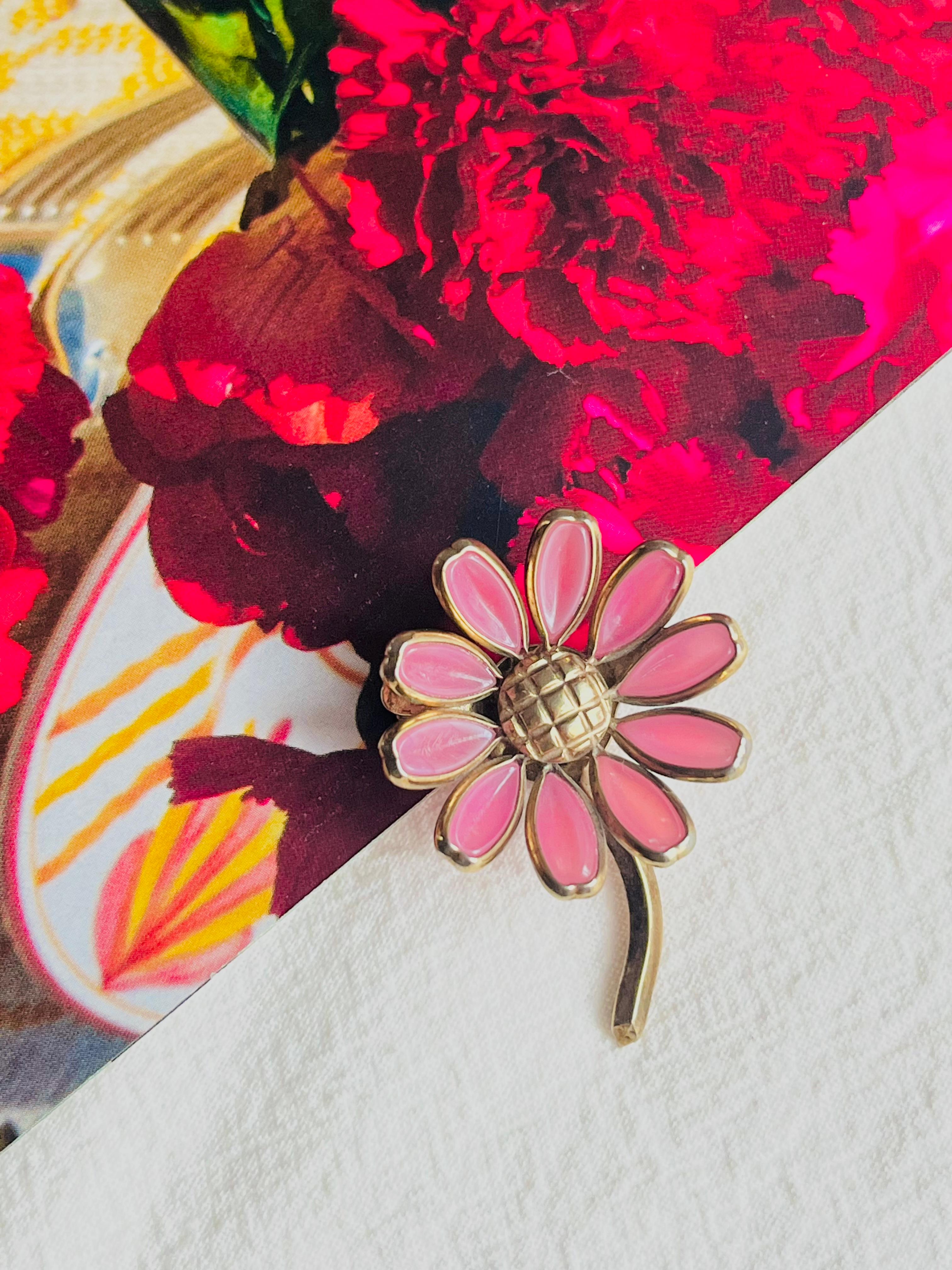 Art déco Crown Trifari Vintage 1950s Pale Pink Flower Daisy Glass Enamel Retro Brooch en vente