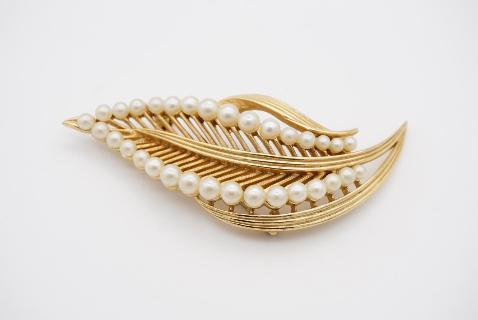 Crown Trifari Vintage 1950s Sway Wind Leaf Reed Wheat Pearls Openwork Brooch In Excellent Condition For Sale In Wokingham, England